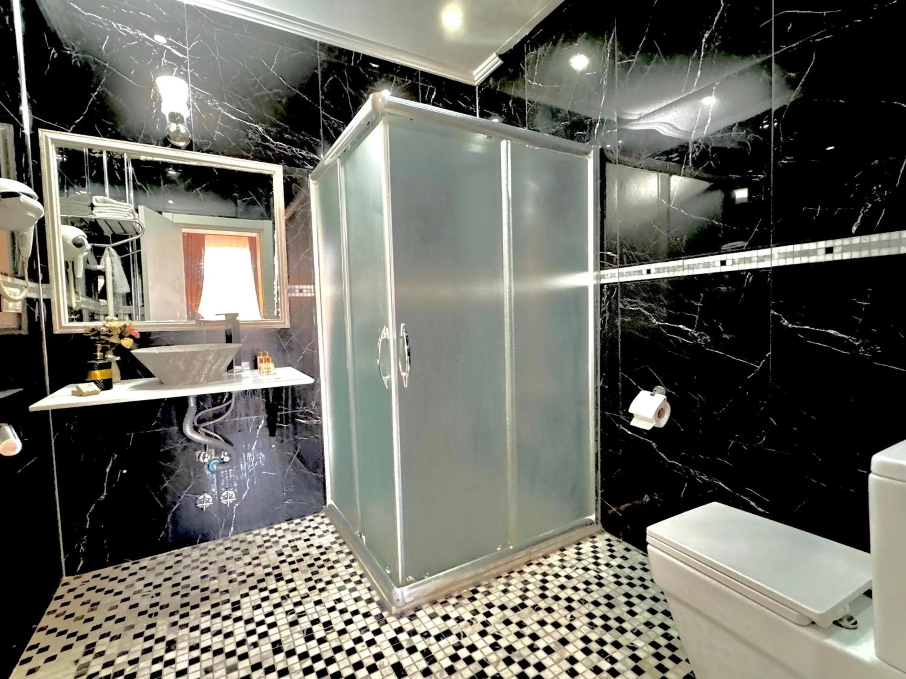 Shower in THE RED HORSE HOTEL