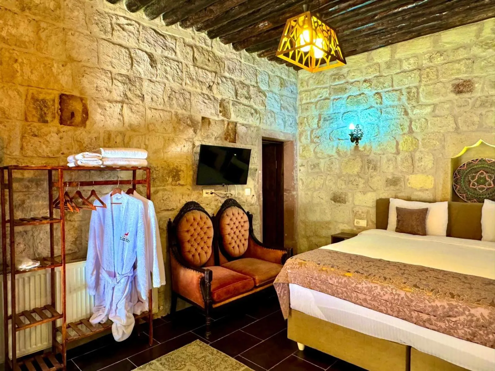 Bed in THE RED HORSE HOTEL