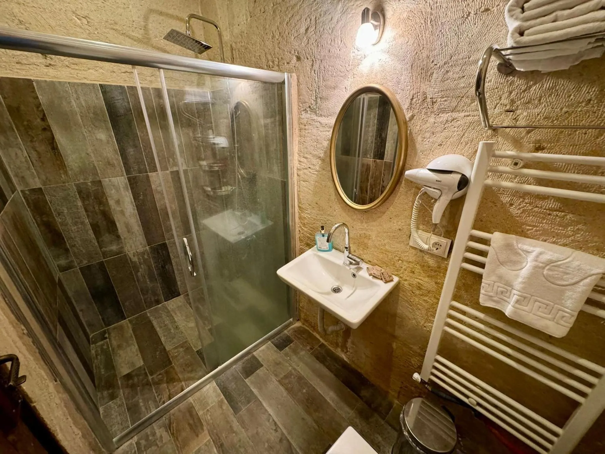 Bathroom in THE RED HORSE HOTEL