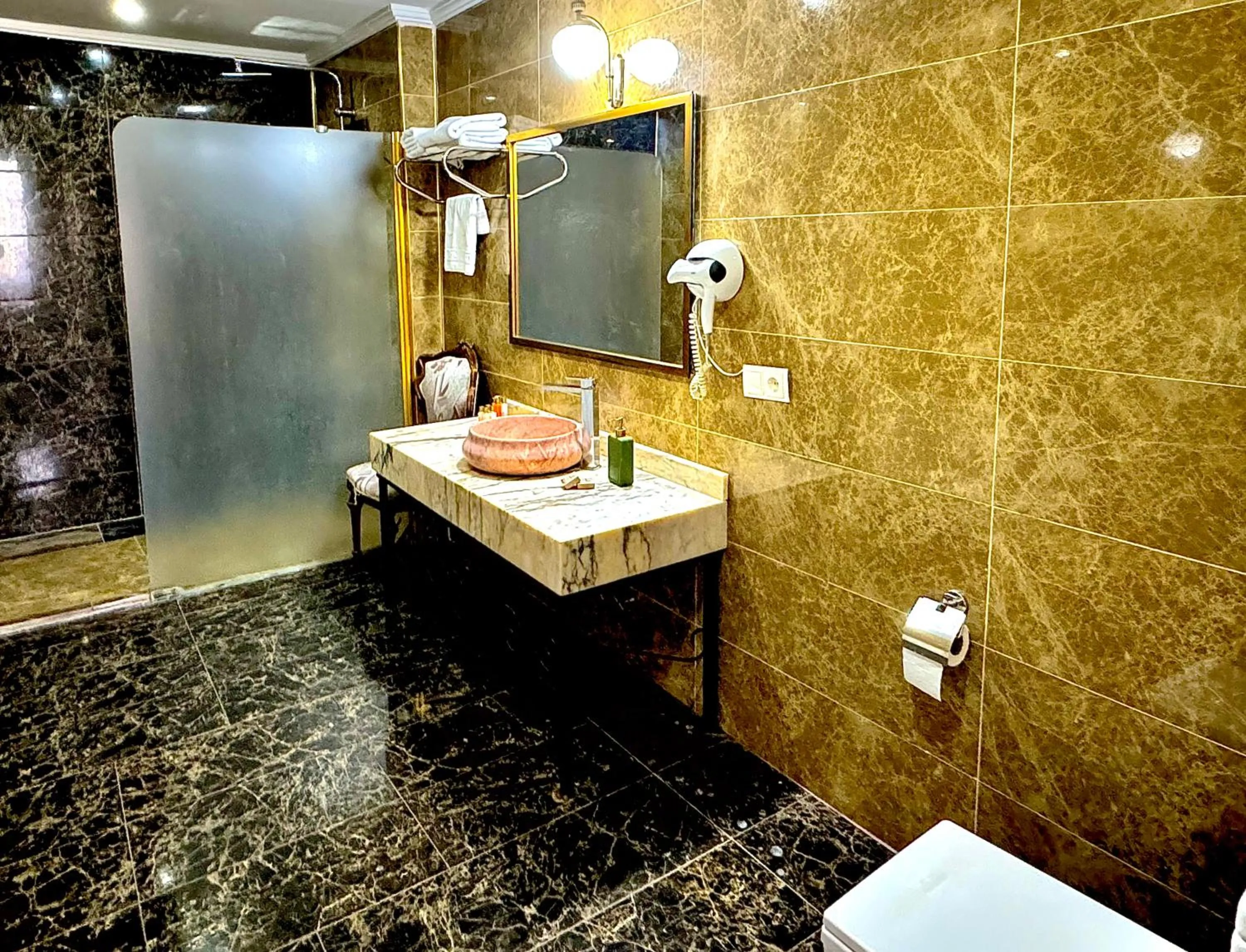 Shower in THE RED HORSE HOTEL