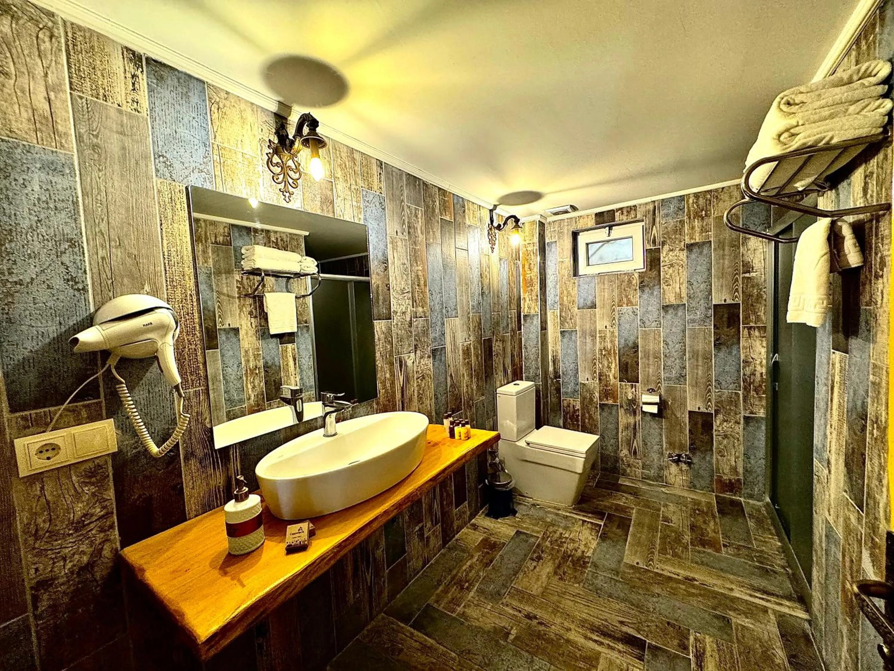 Bathroom in THE RED HORSE HOTEL