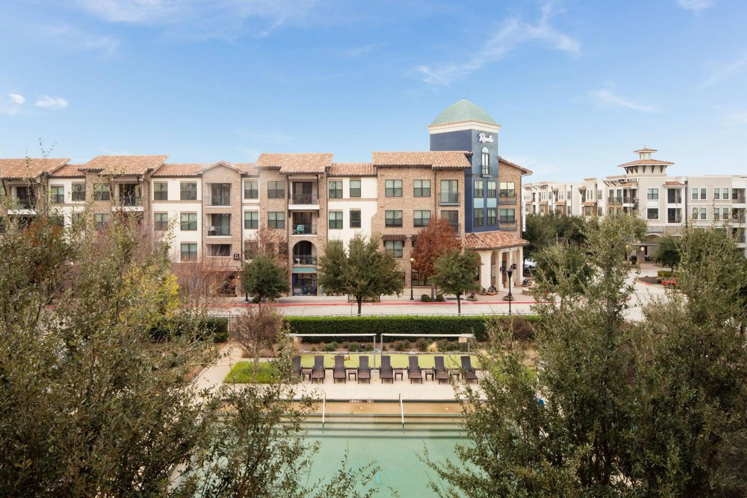 Swimming pool in Sheraton Hotel Stonebriar