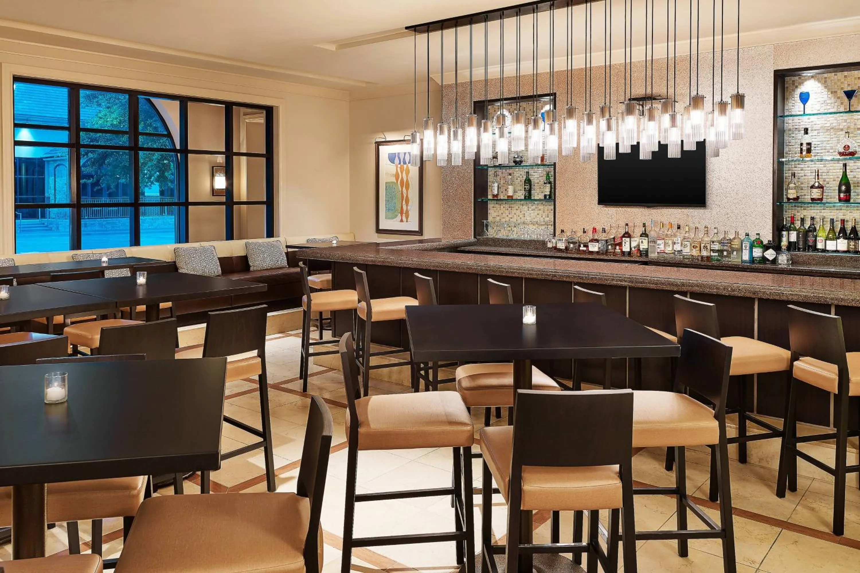Lounge or bar in Sheraton Hotel Stonebriar