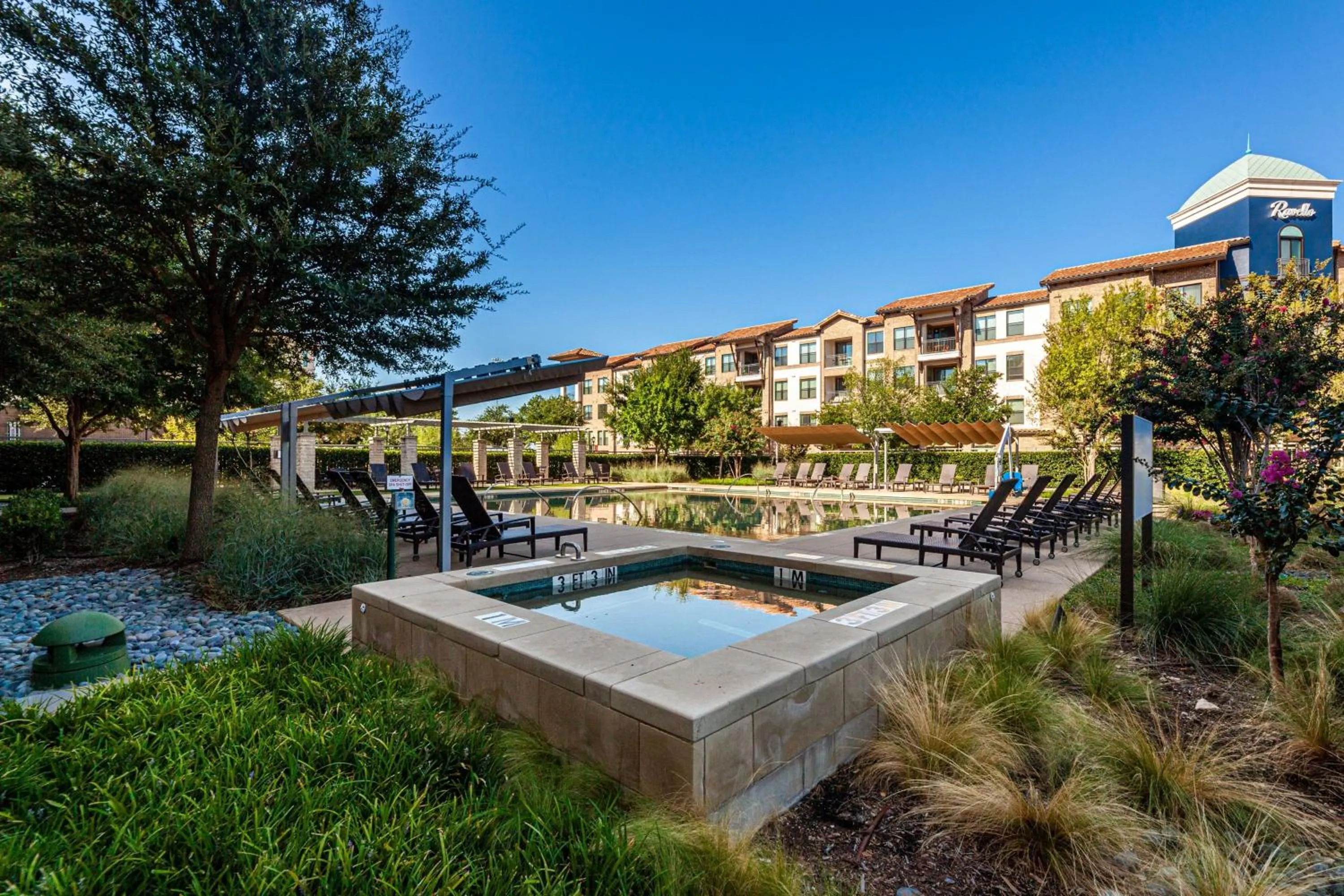 Swimming pool in Sheraton Hotel Stonebriar