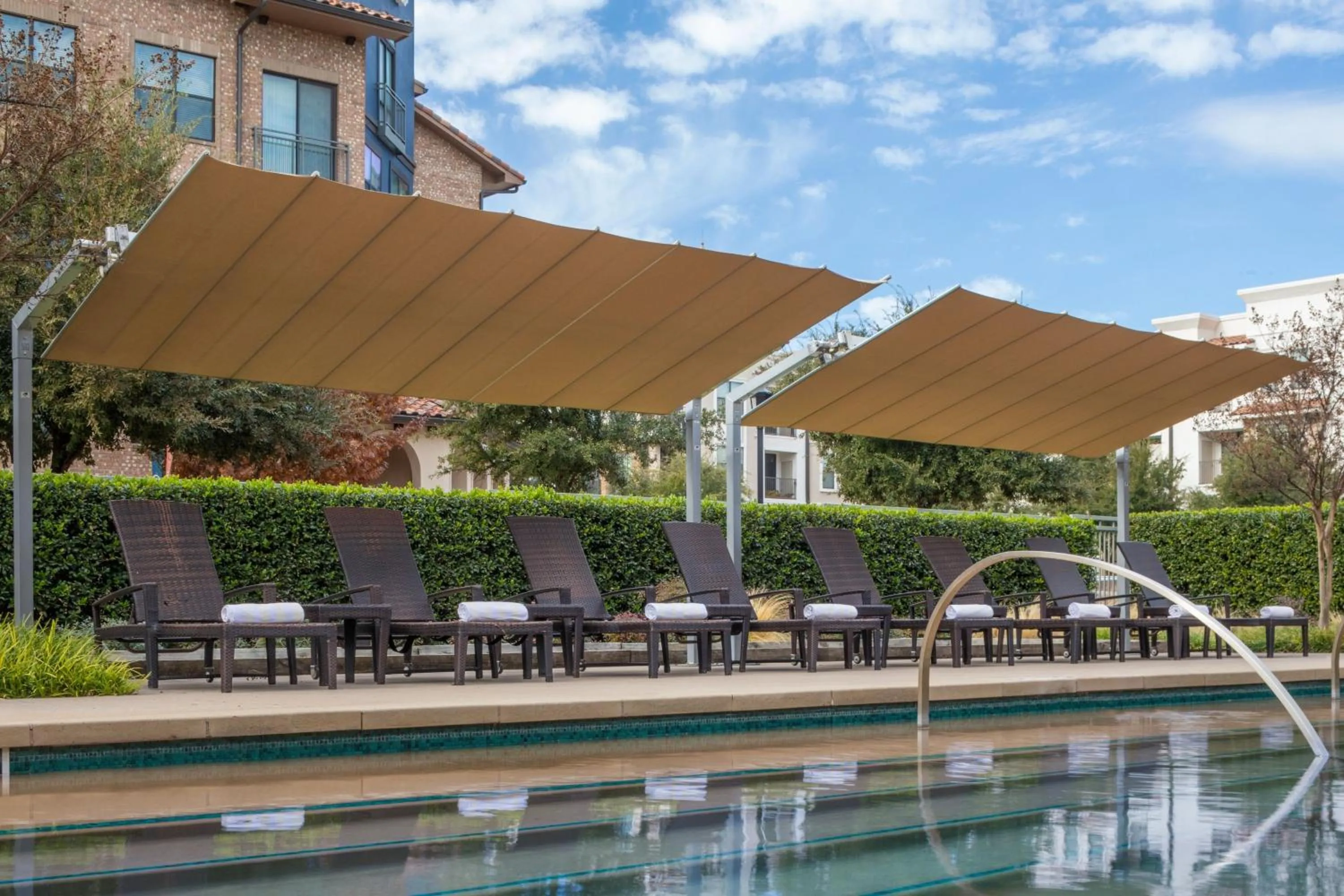 Swimming pool in Sheraton Hotel Stonebriar