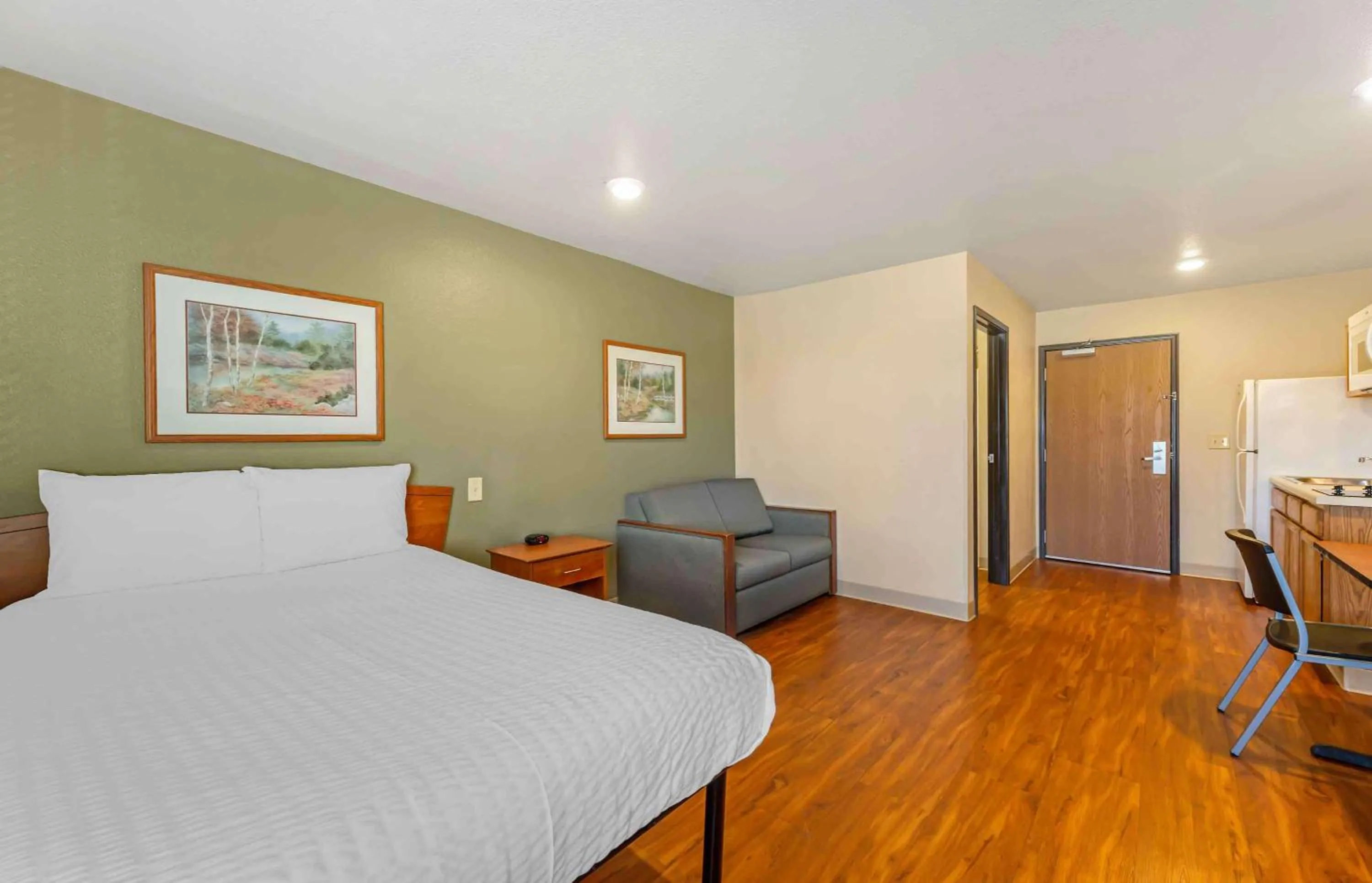 Bedroom, Bed in Extended Stay America Select Suites - Cleveland - Mentor