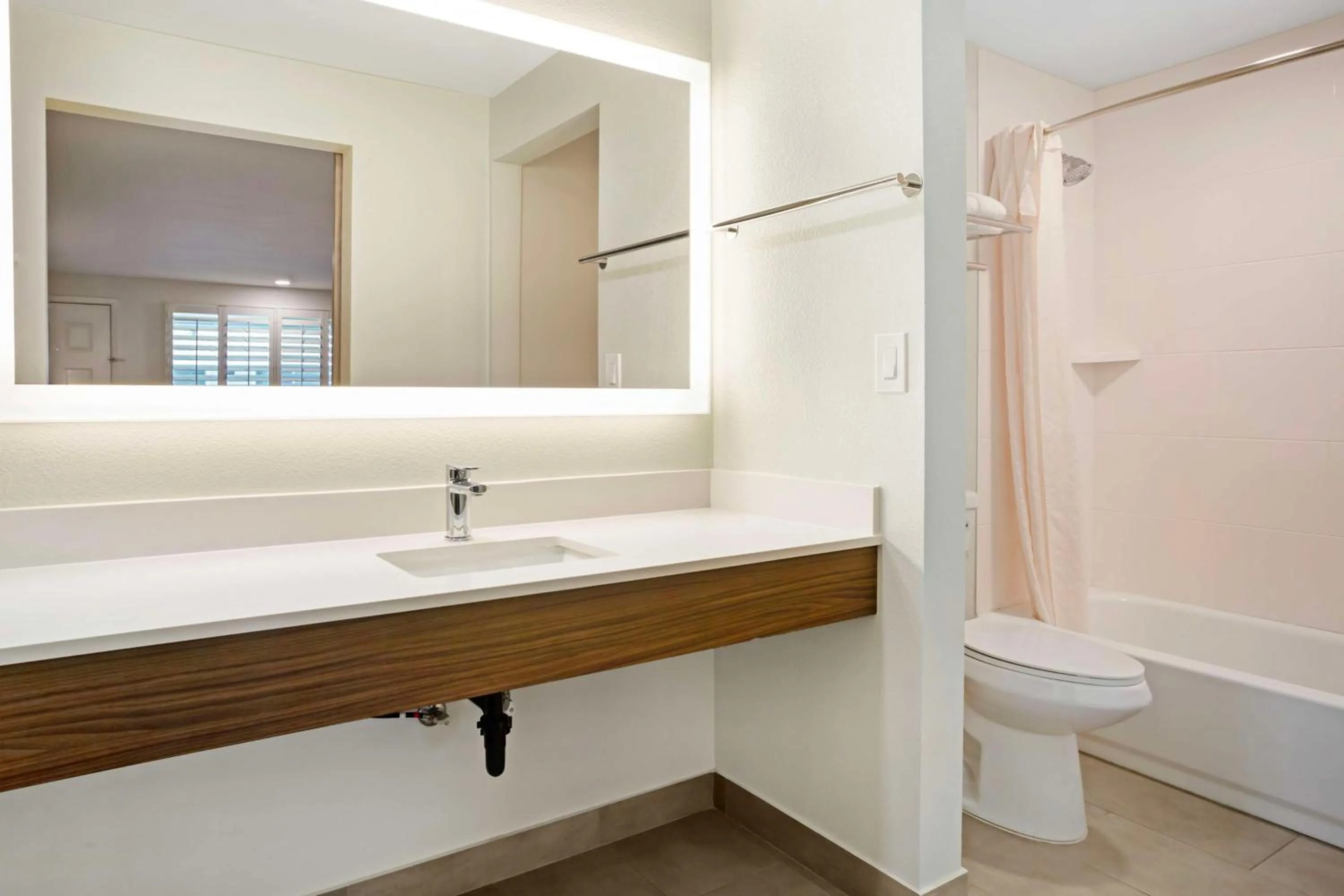 Bathroom in Best Western Shadow Inn