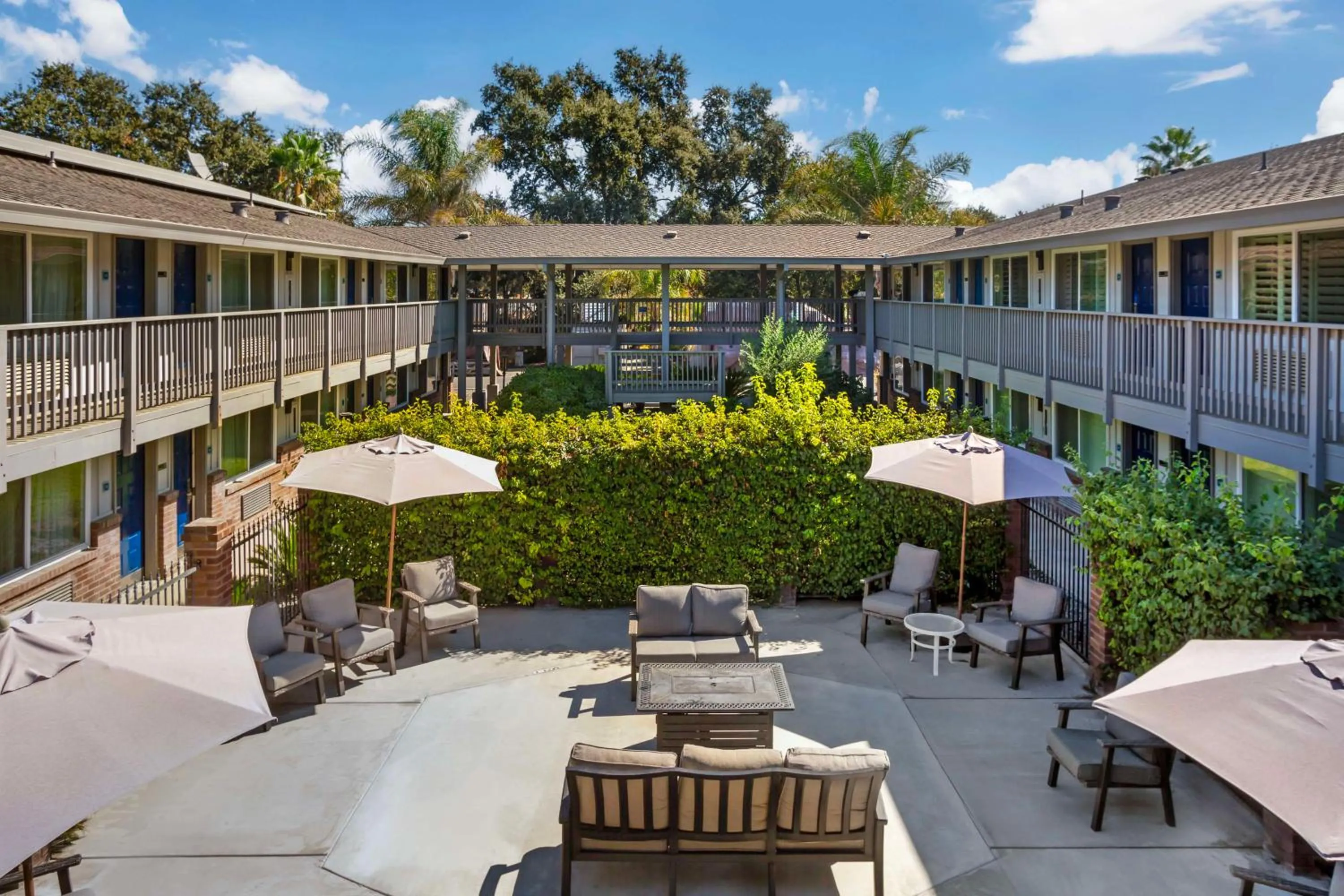 Property building in Best Western Shadow Inn