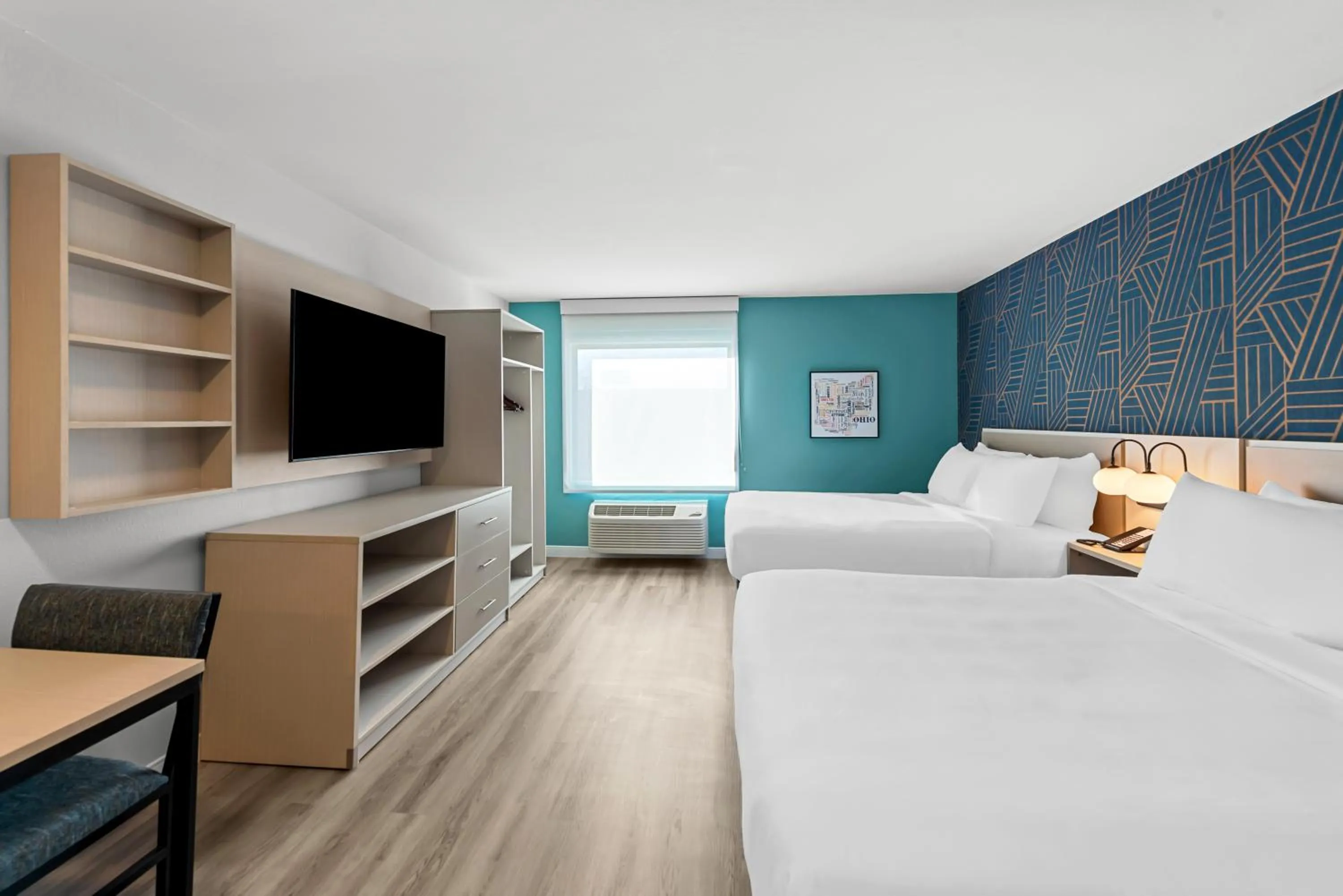 Communal lounge/ TV room, Bed in Suburban Studios Columbus North