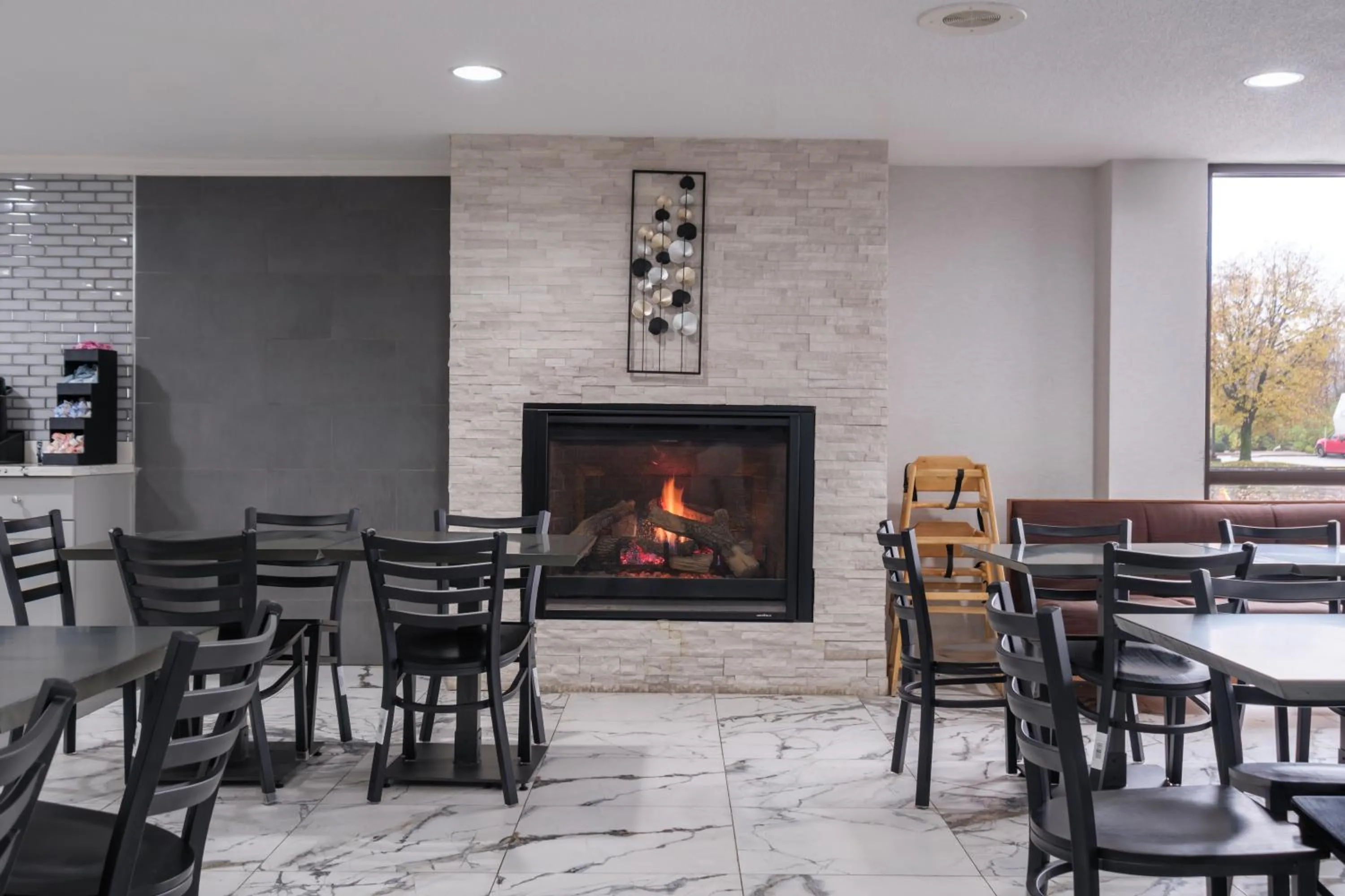 Living room in Baymont by Wyndham Louisville Airport South