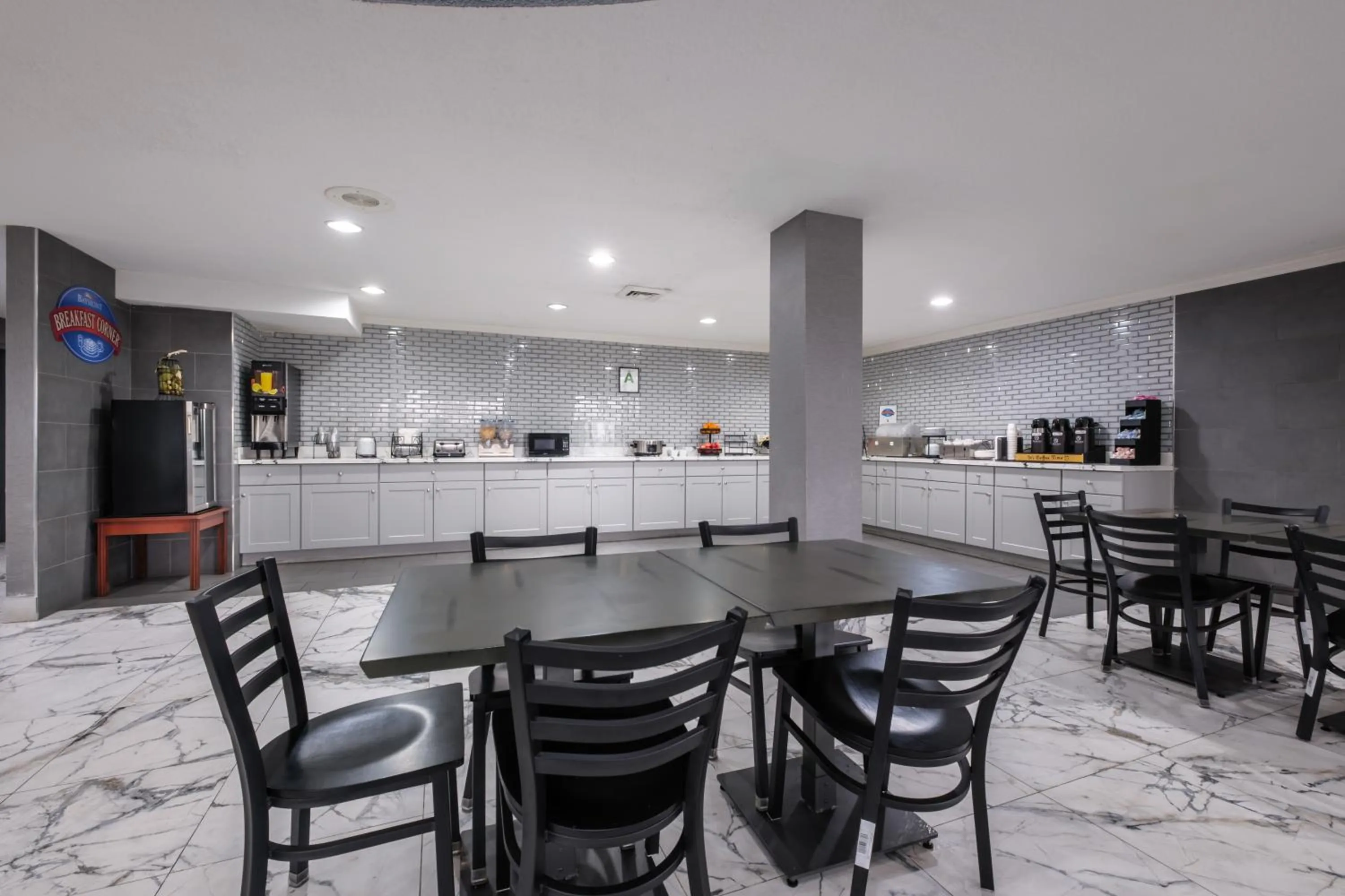 Coffee/tea facilities in Baymont by Wyndham Louisville Airport South