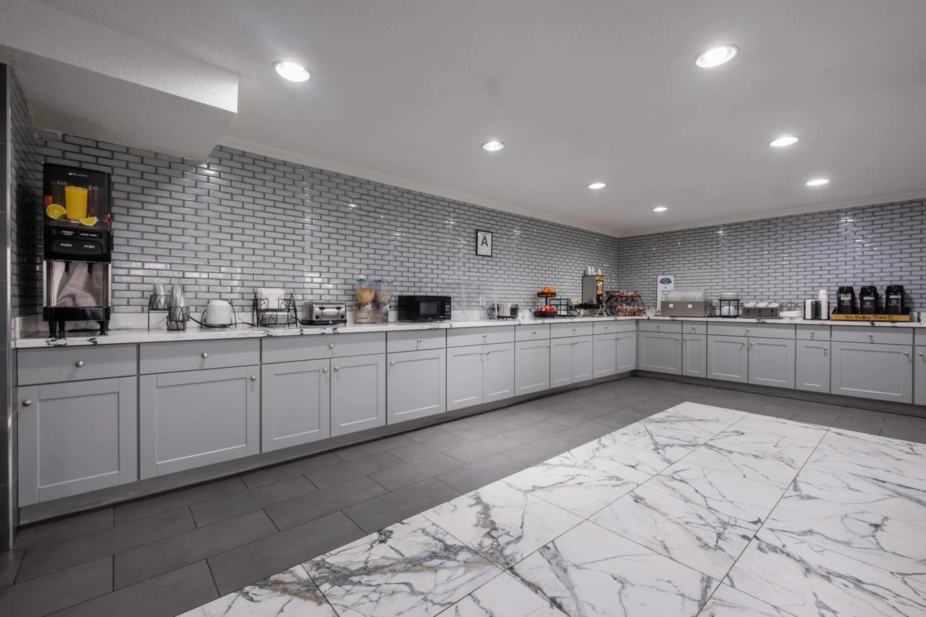 Coffee/tea facilities in Baymont by Wyndham Louisville Airport South