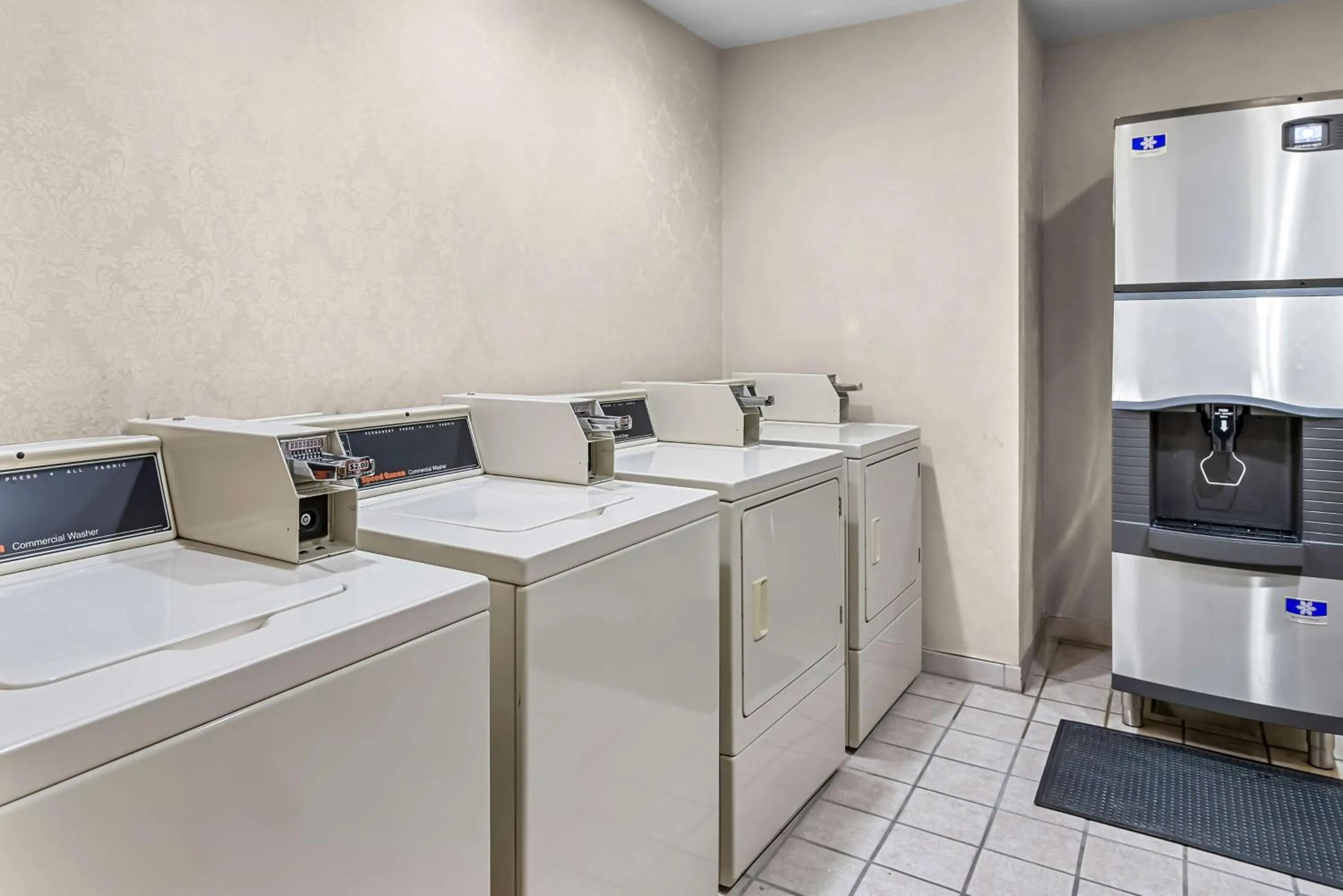 Property building in Best Western Socorro Hotel & Suites