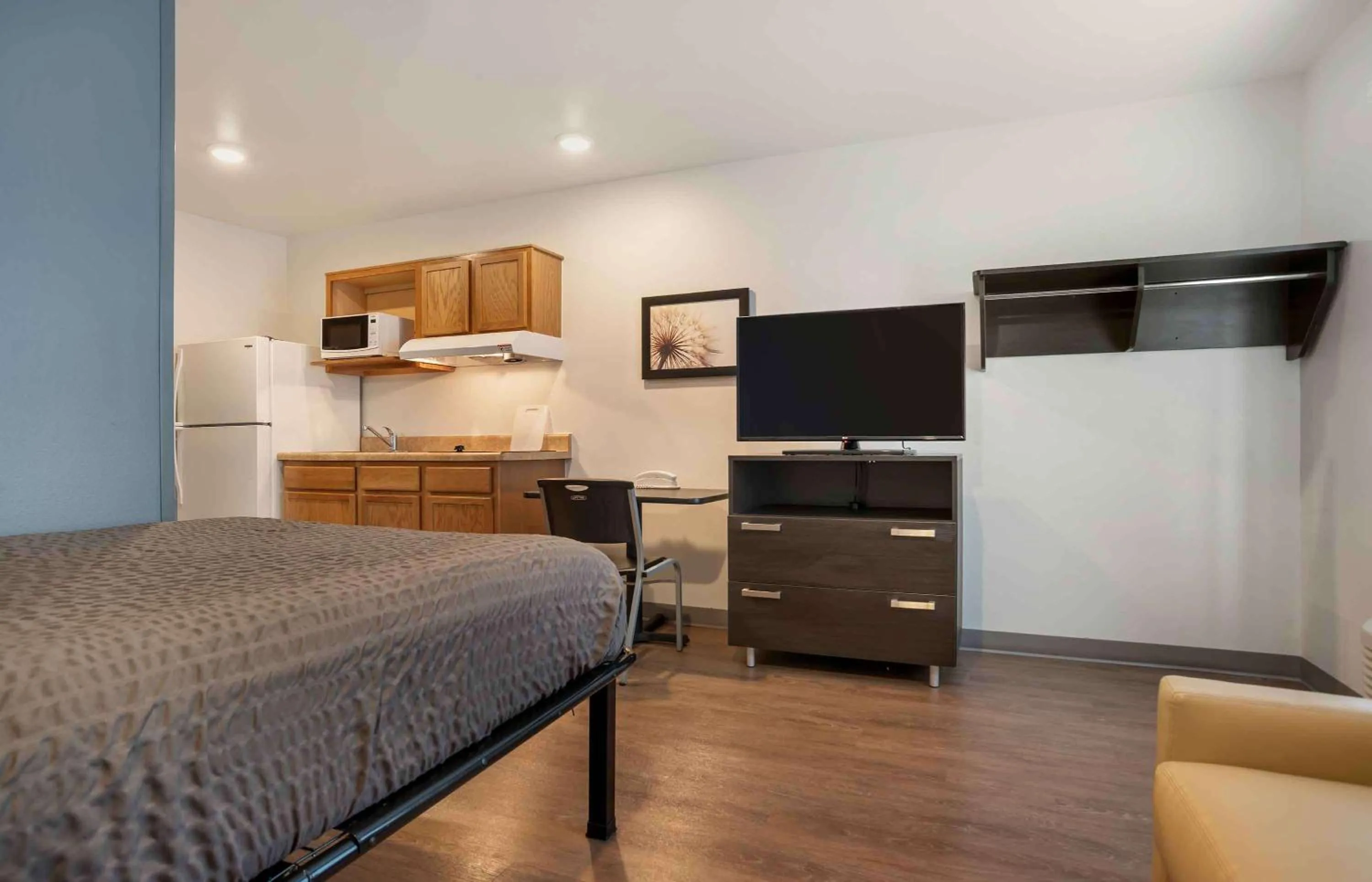 Bedroom, Bed in Extended Stay America Select Suites - Pensacola - Northeast