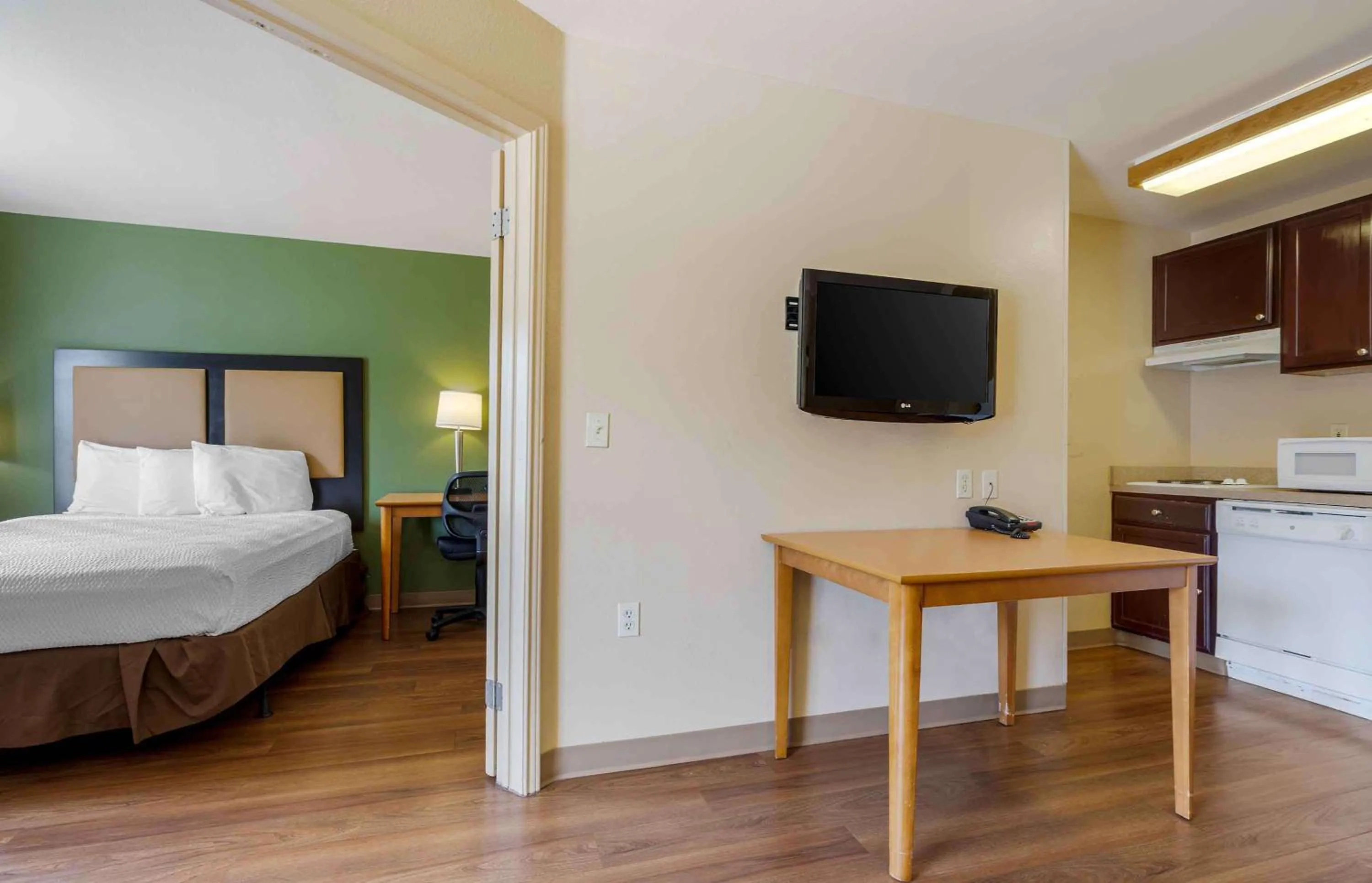 Bedroom, Bed in Extended Stay America Suites - Austin - Northwest - Research Park