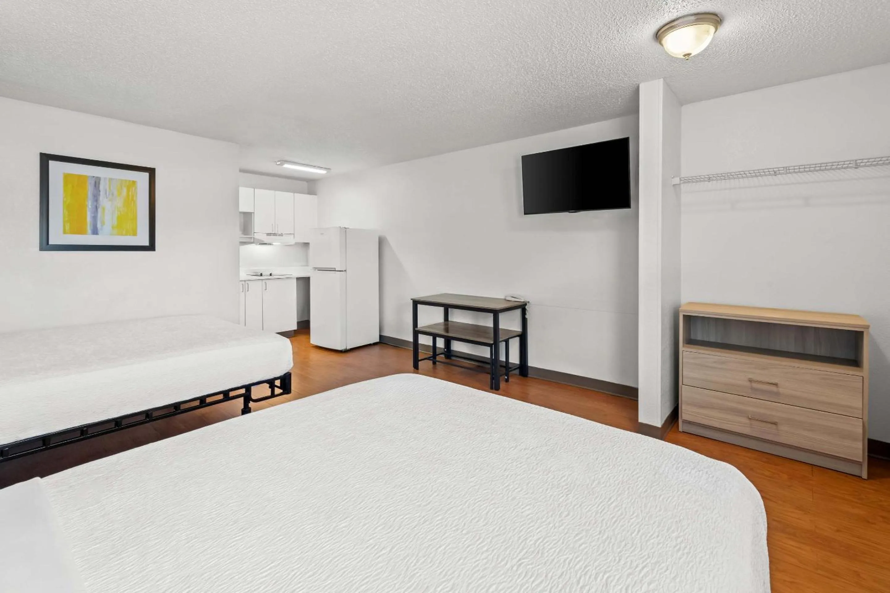 Kitchen or kitchenette, Bed in Birch Hill Suites Kansas City - Independence