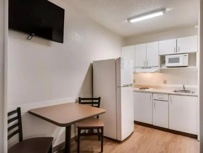 Kitchen or kitchenette in Birch Hill Suites Kansas City - Independence