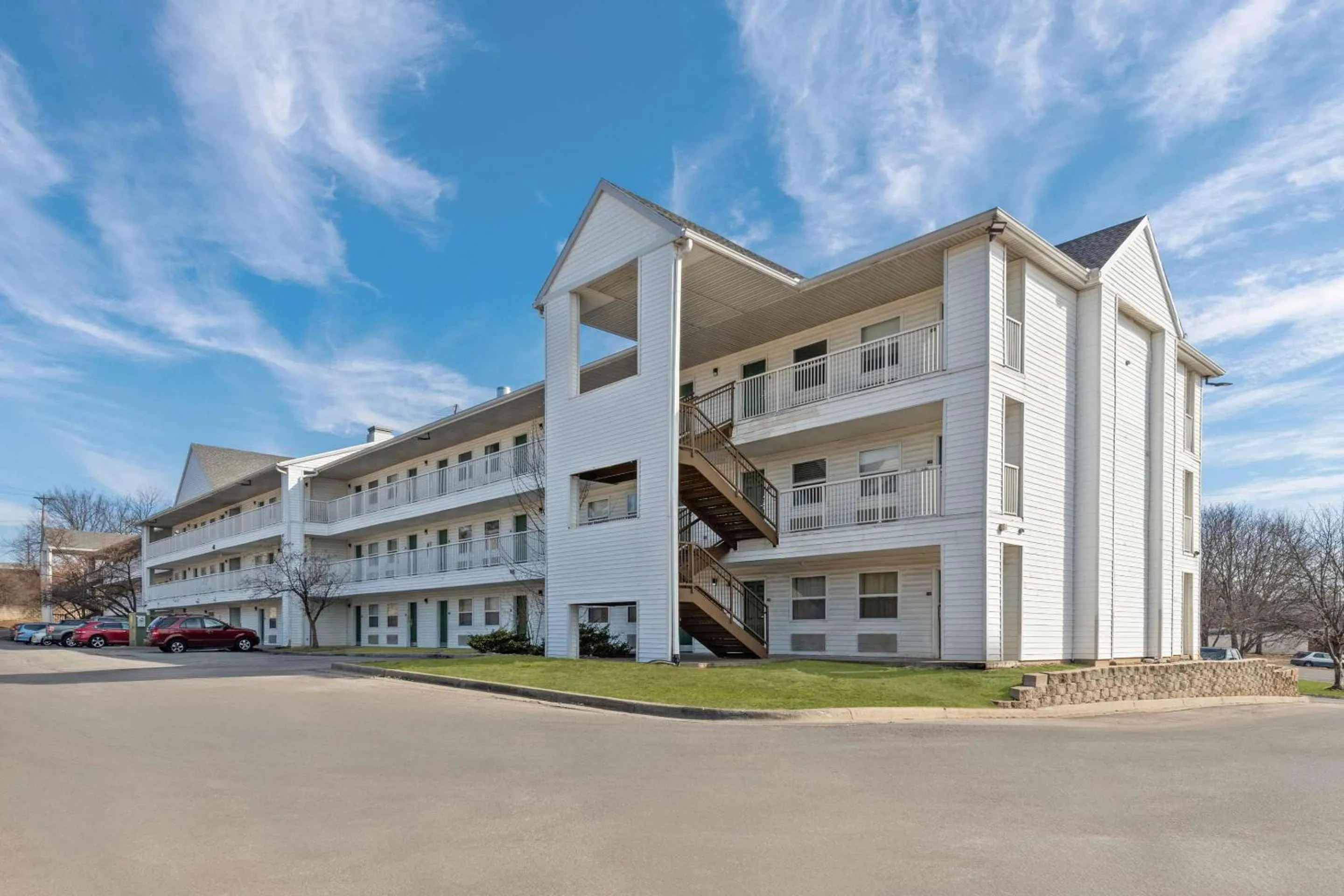 Property building in Birch Hill Suites Kansas City - Independence