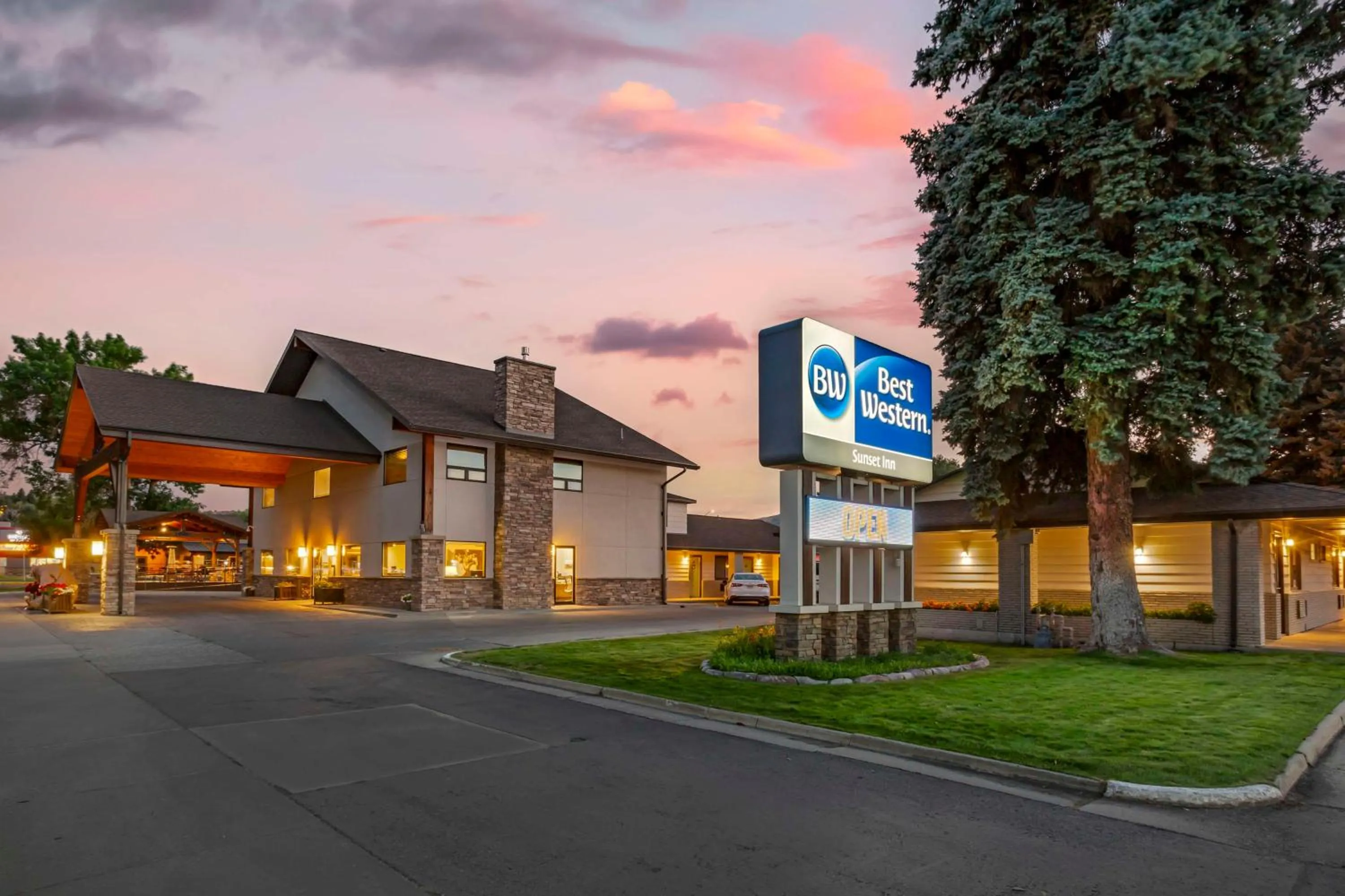 Property building in Best Western Sunset Inn