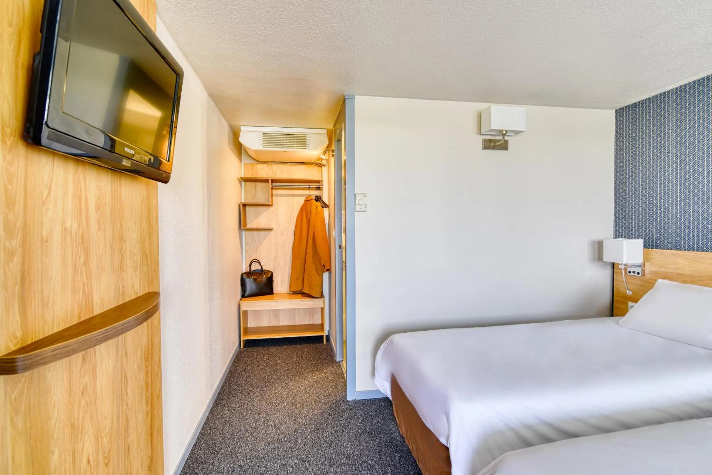 Bedroom, Bed in Kyriad Montauban Sud - Albasud