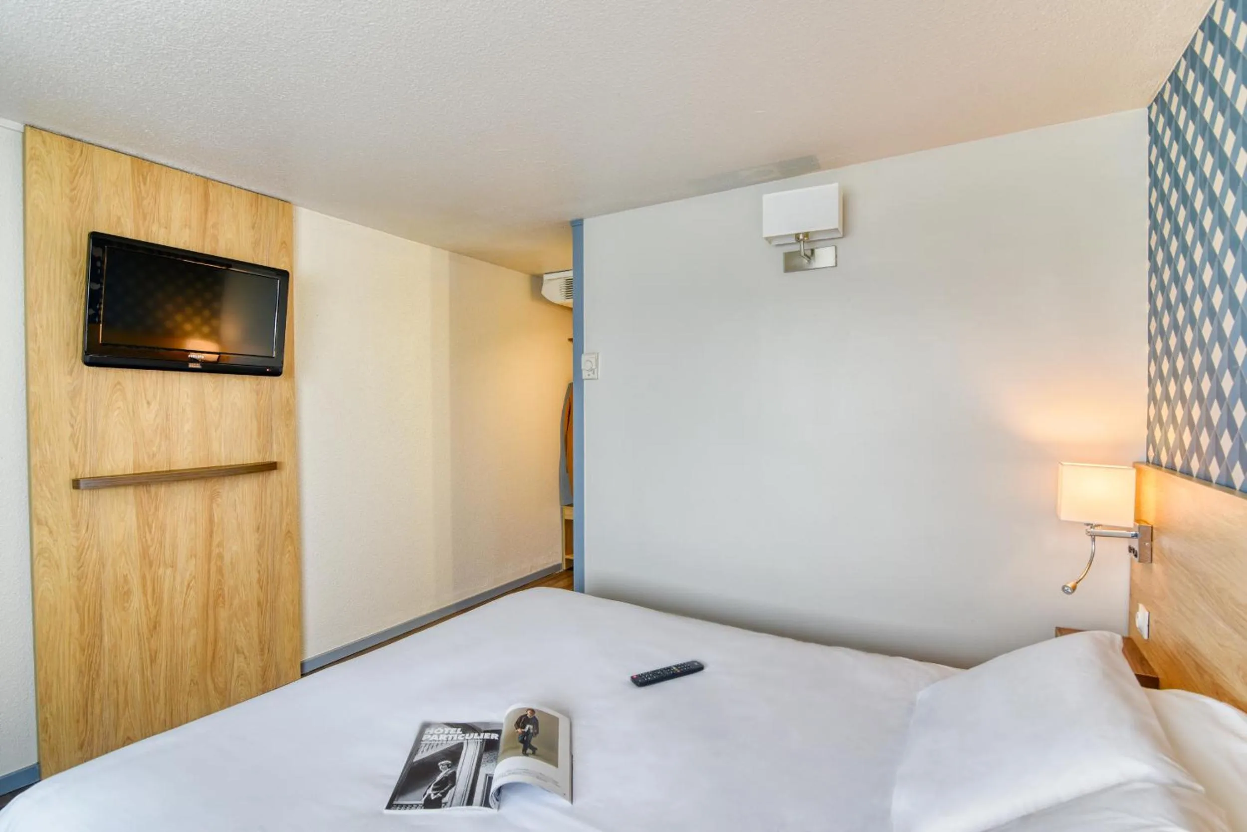 Bedroom, Bed in Kyriad Montauban Sud - Albasud