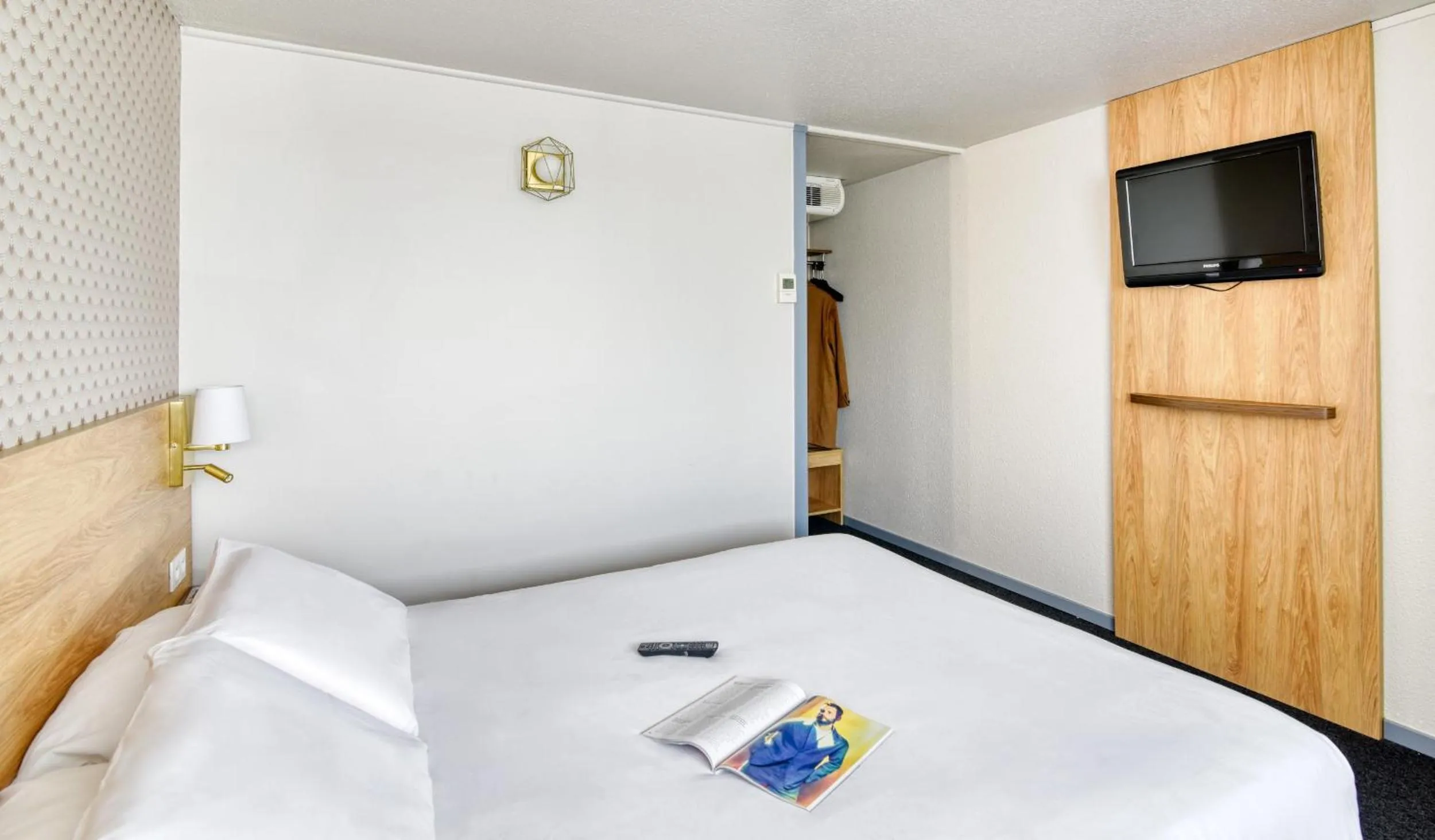 Photo of the whole room, Bed in Kyriad Montauban Sud - Albasud