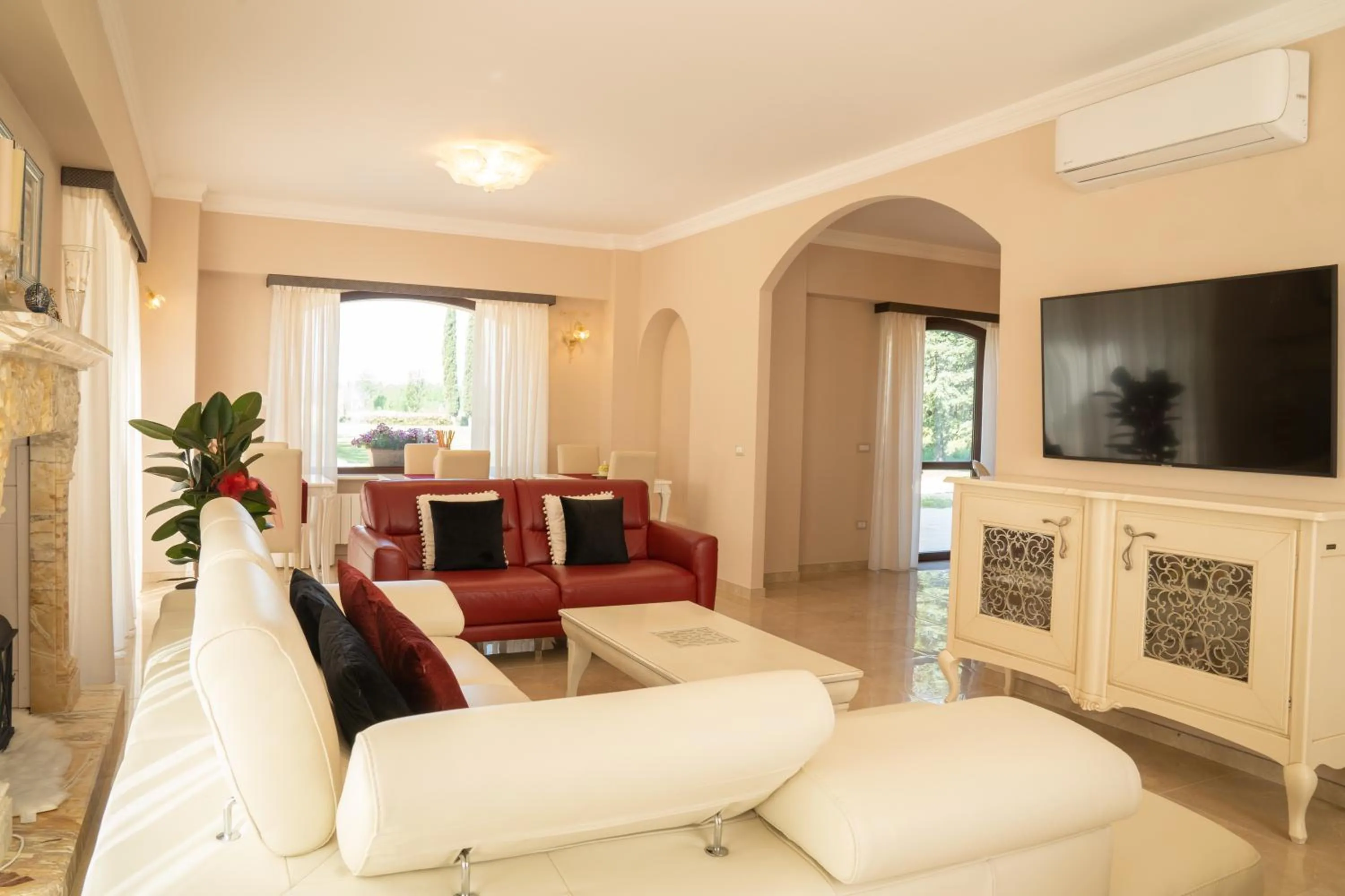 Communal lounge/ TV room in Il Castellaccio Bed & Breakfast