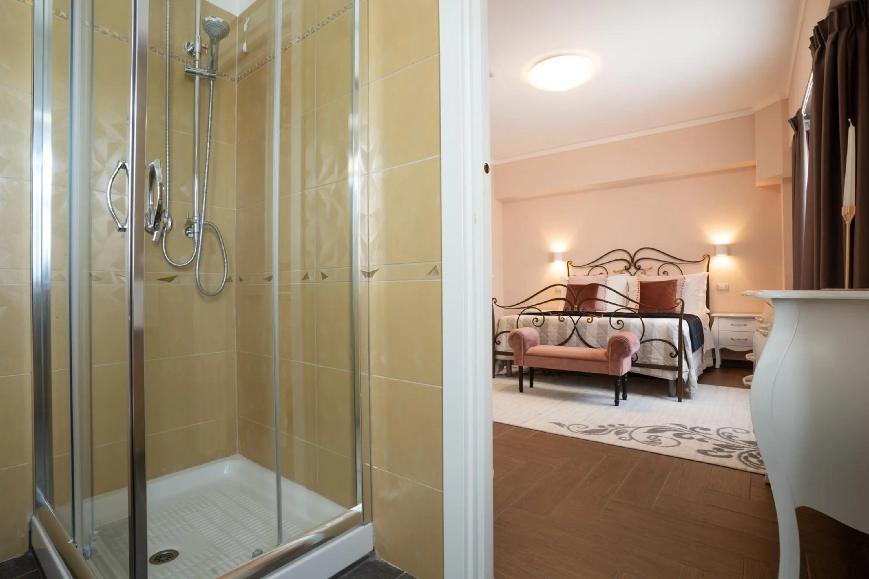 Bathroom, Bed in Il Castellaccio Bed & Breakfast