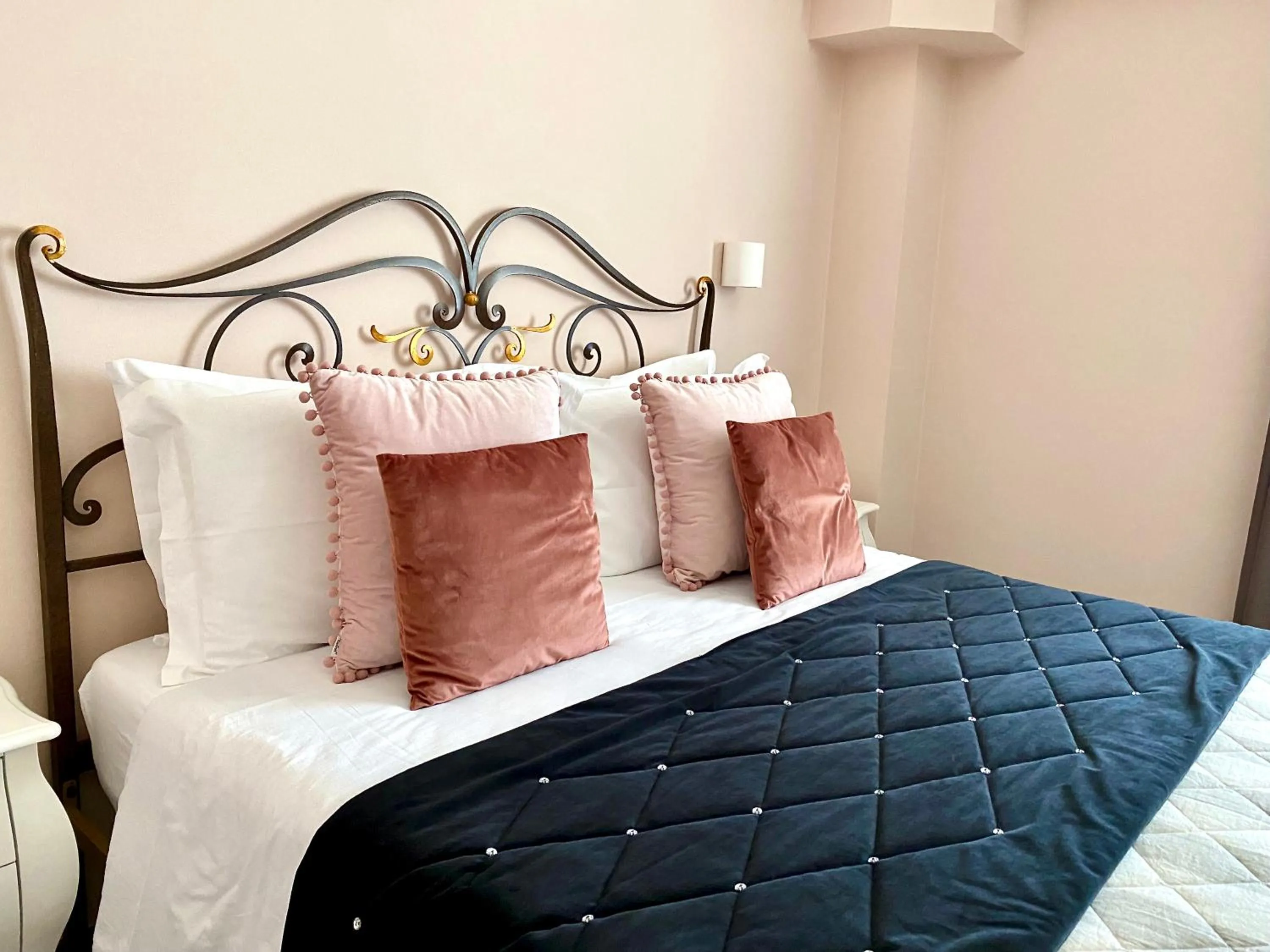 Decorative detail, Bed in Il Castellaccio Bed & Breakfast