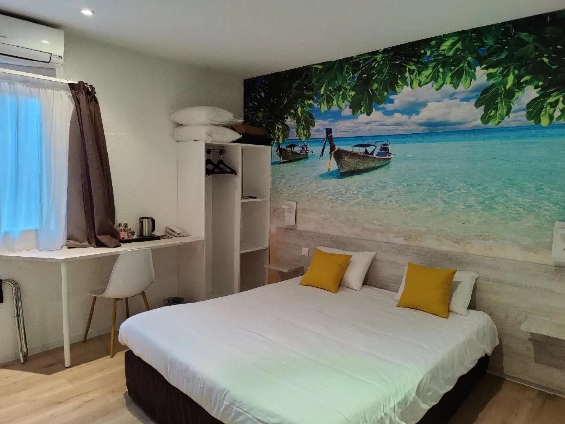 Bed in The Originals City, Hôtel L'Hippocampe, Sète Balaruc-le-Vieux