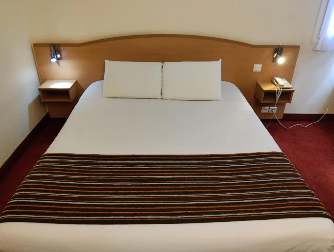 Bed in The Originals City, Hôtel L'Hippocampe, Sète Balaruc-le-Vieux