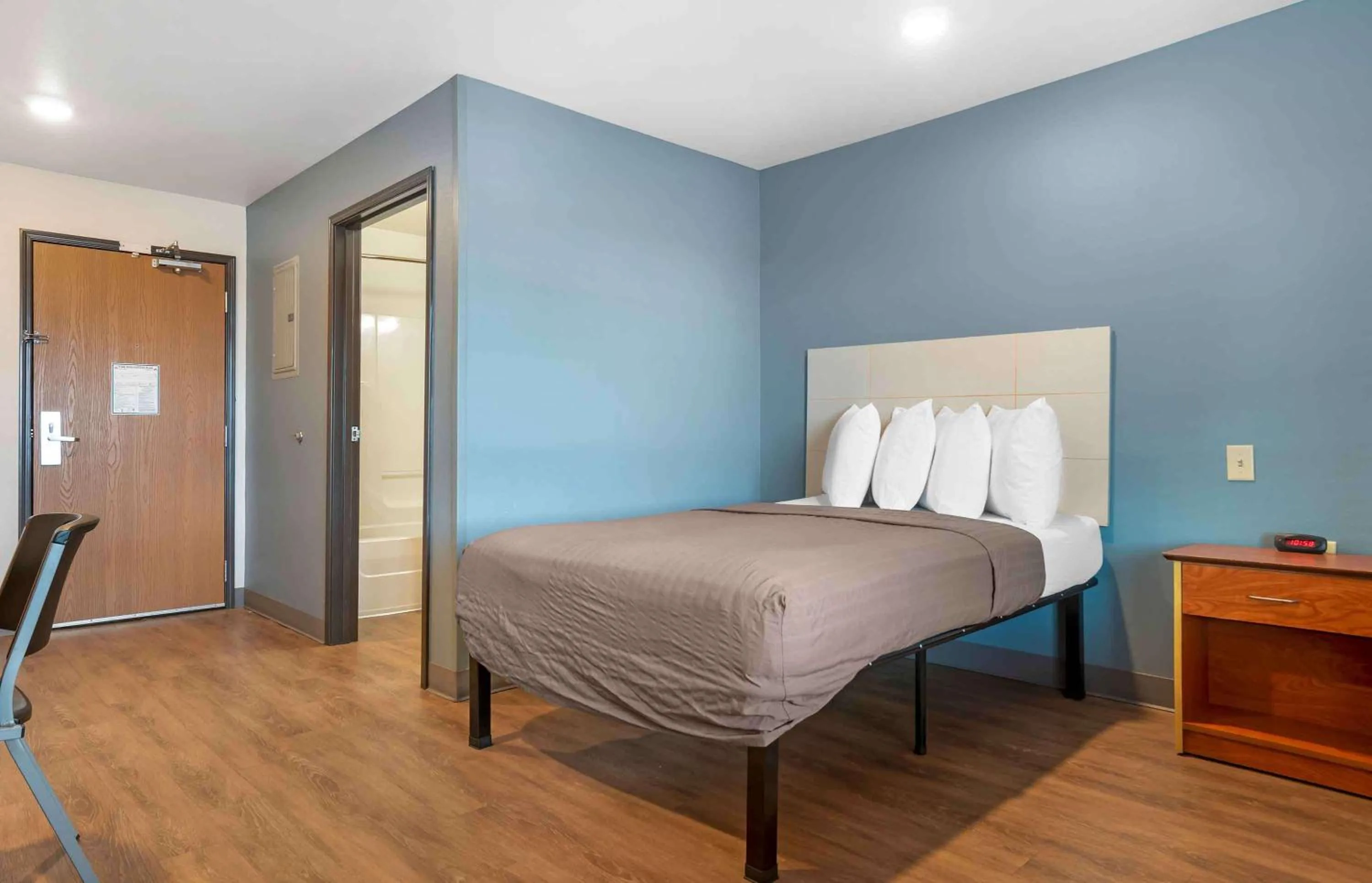 Bedroom, Bed in Extended Stay America Select Suites - Mobile - Daphne