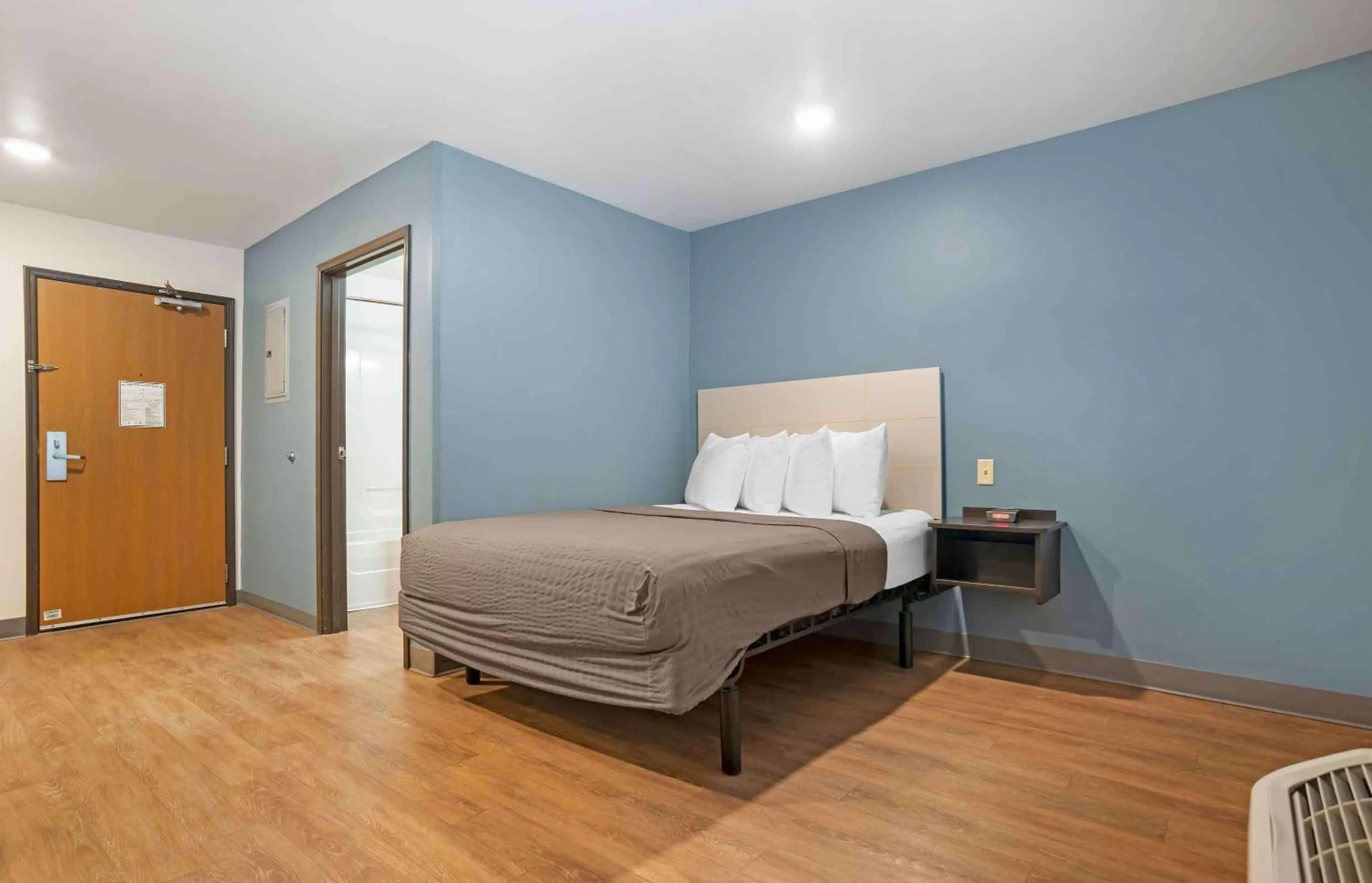 Bedroom, Bed in Extended Stay America Select Suites - Mobile - Daphne