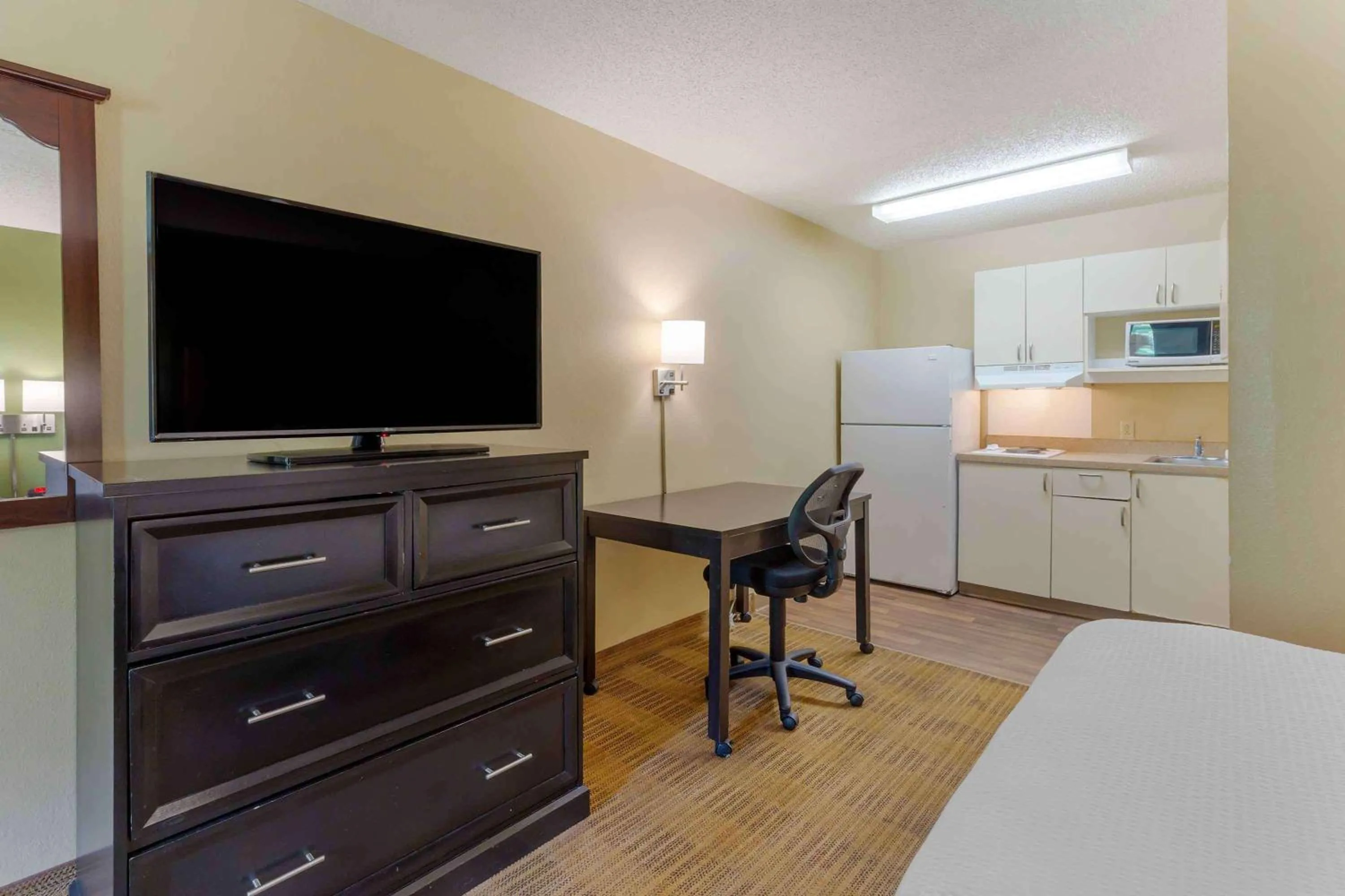 Bedroom in Extended Stay America Select Suites - Durham - University