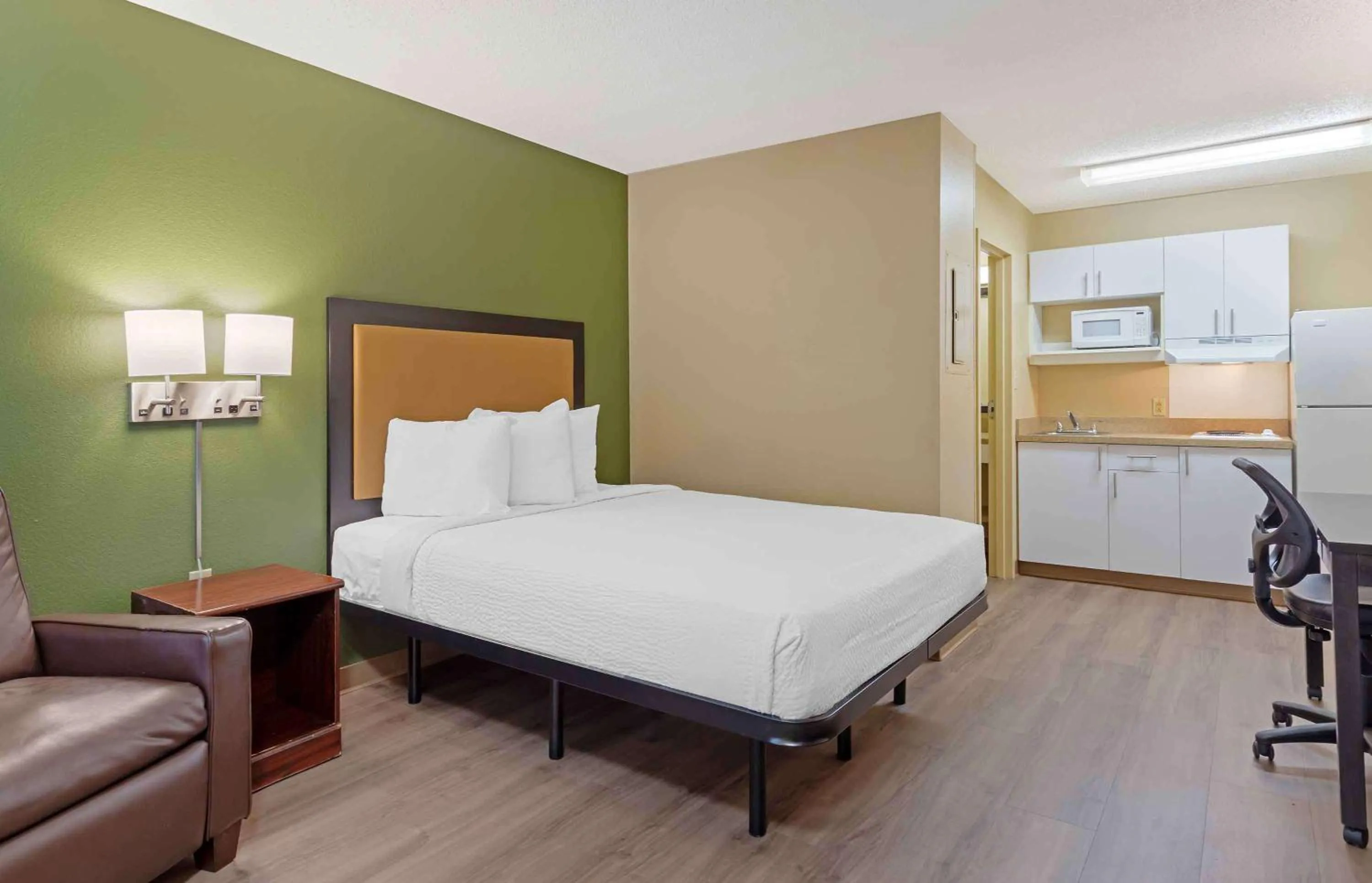 Bedroom, Bed in Extended Stay America Select Suites - Durham - University