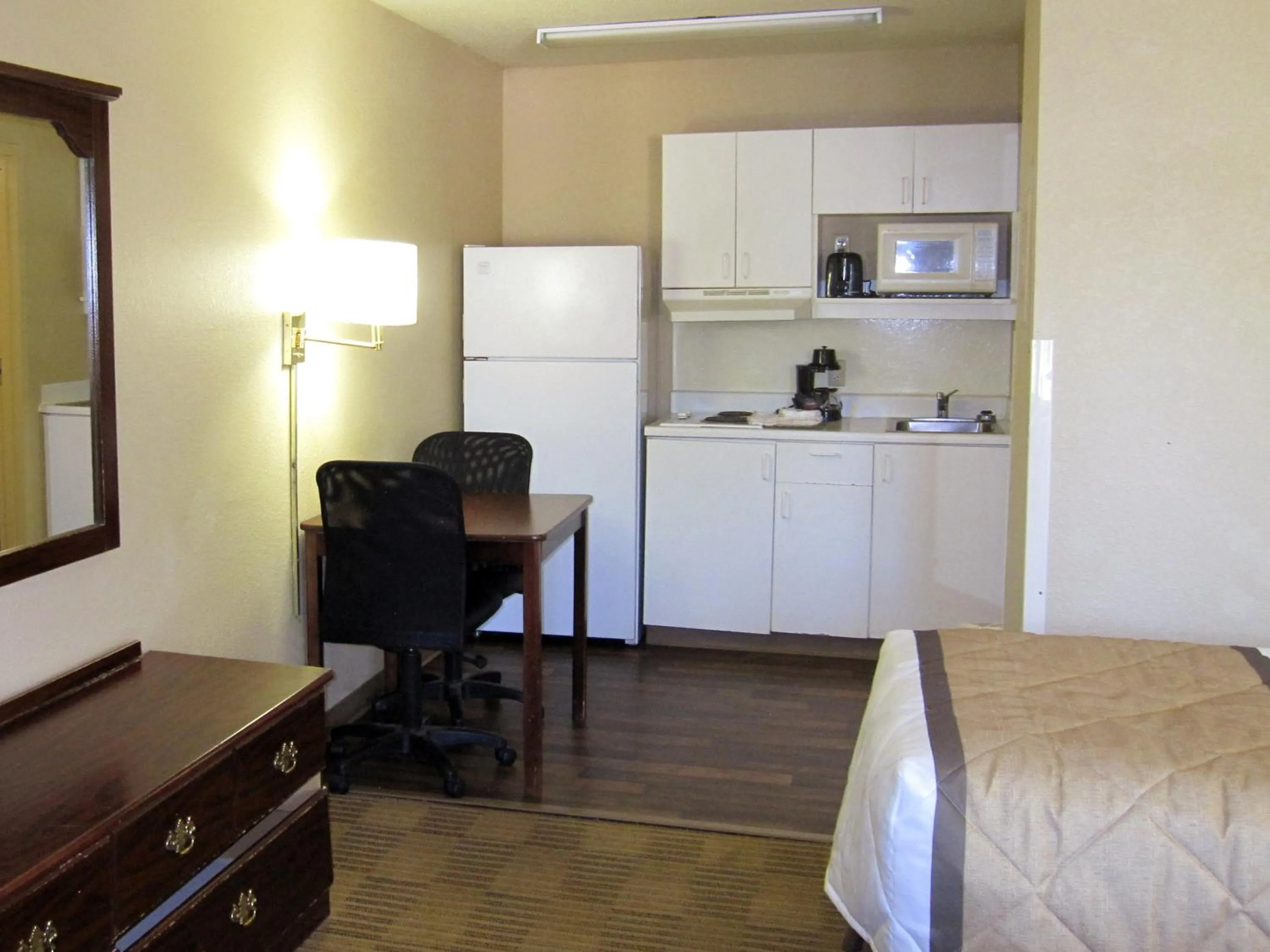 Bed in Extended Stay America Select Suites - Durham - University