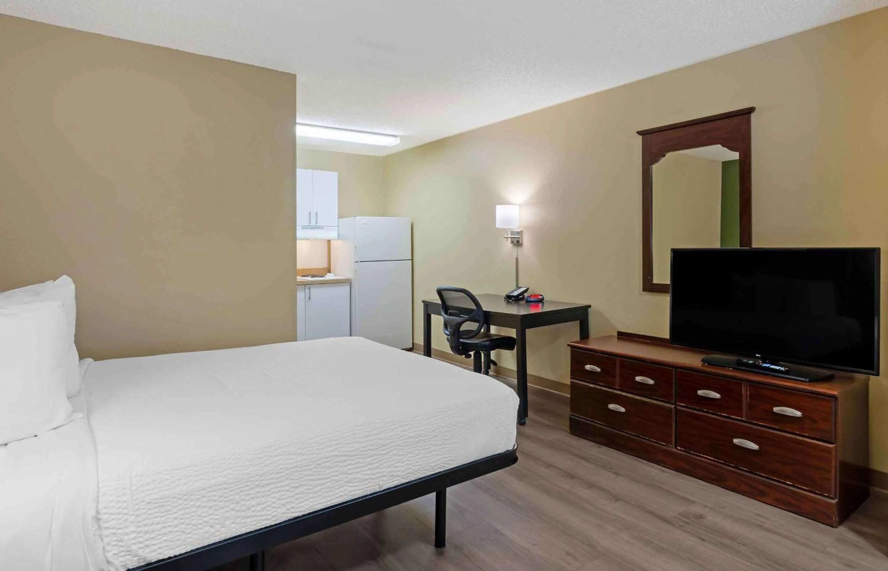 Bedroom, Bed in Extended Stay America Select Suites - Durham - University