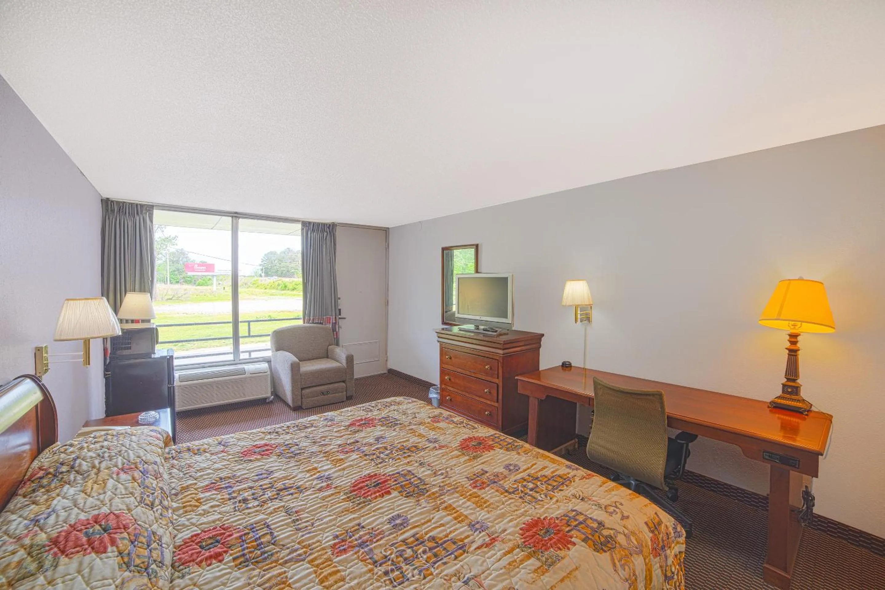 Bedroom, Bed in Masters Inn Selma Smithfield I-95 By OYO