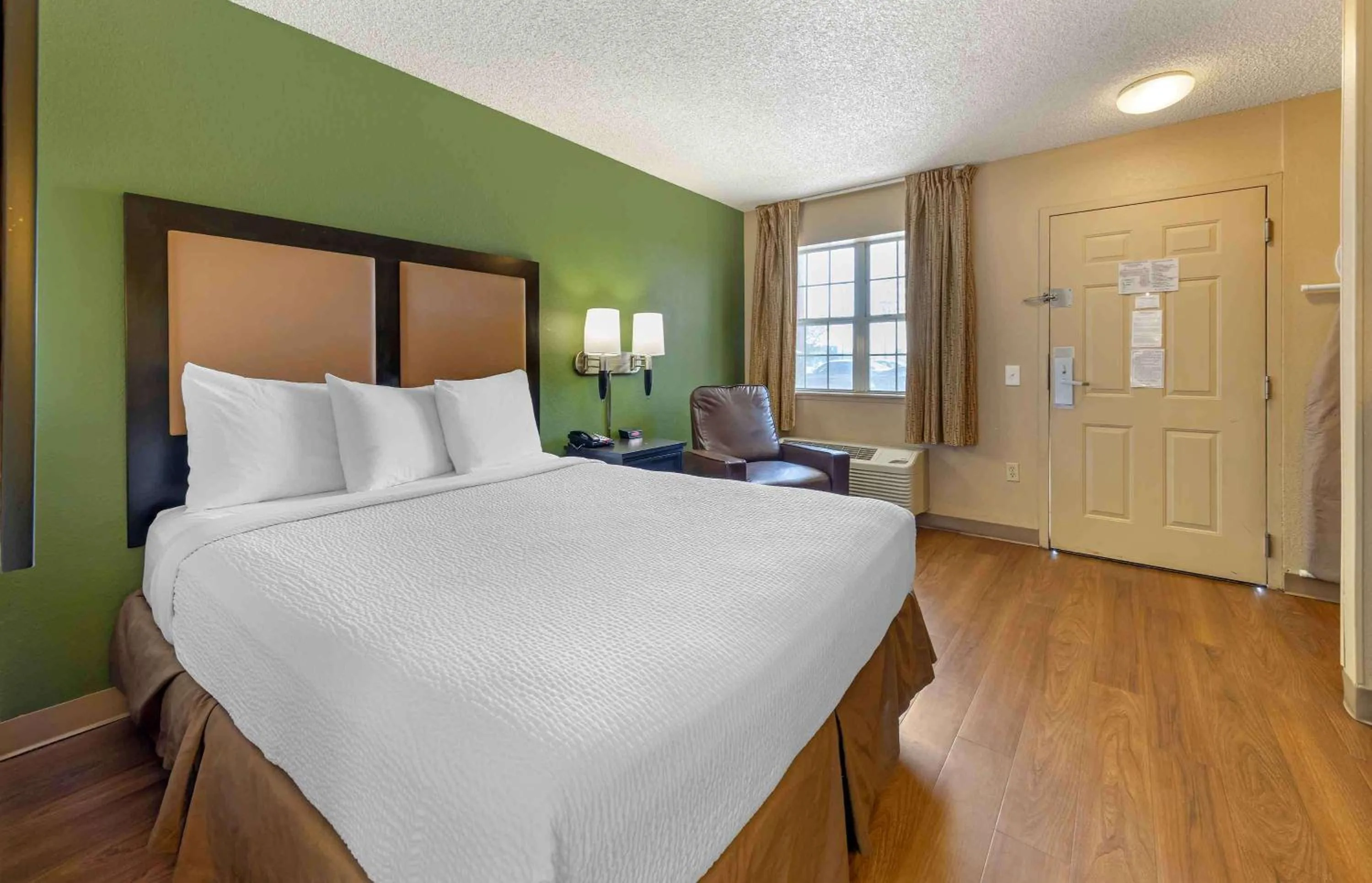 Bedroom, Bed in Extended Stay America Suites - Bakersfield - California Avenue