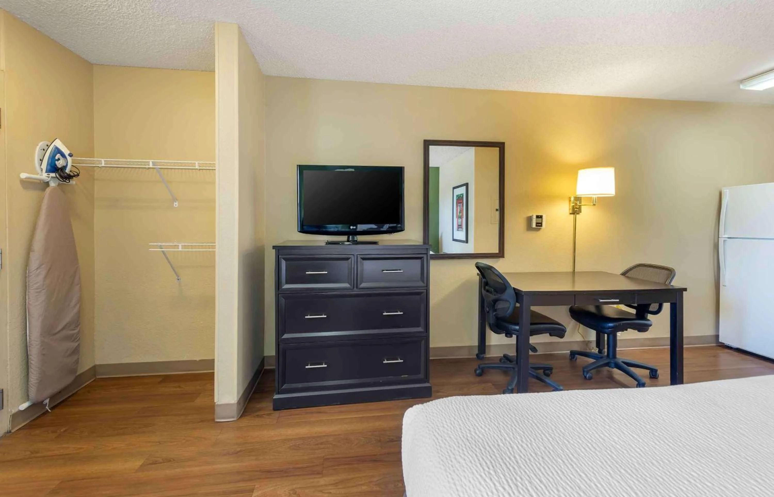 Bedroom, Bed in Extended Stay America Suites - Bakersfield - California Avenue