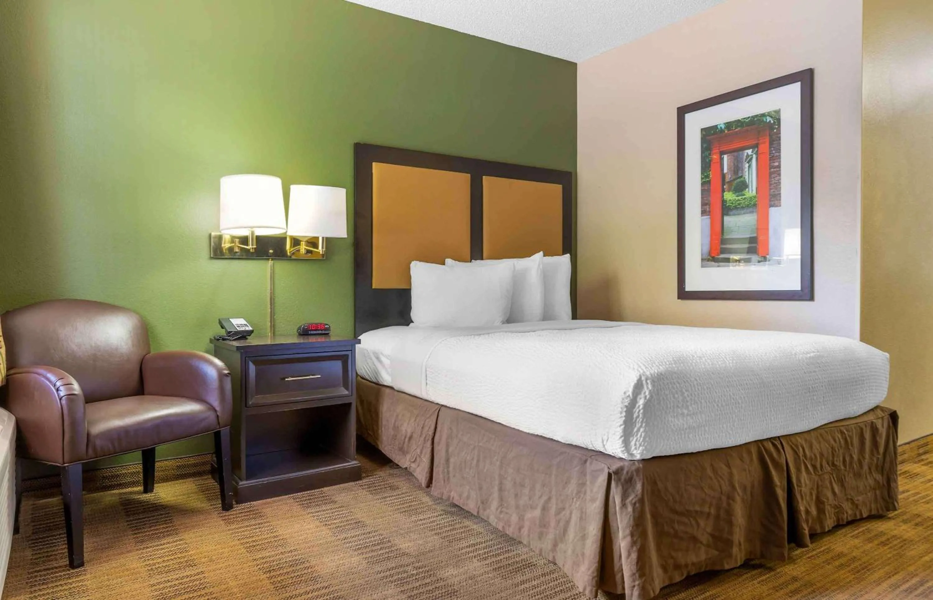 Bedroom, Bed in Extended Stay America Suites - Bakersfield - California Avenue