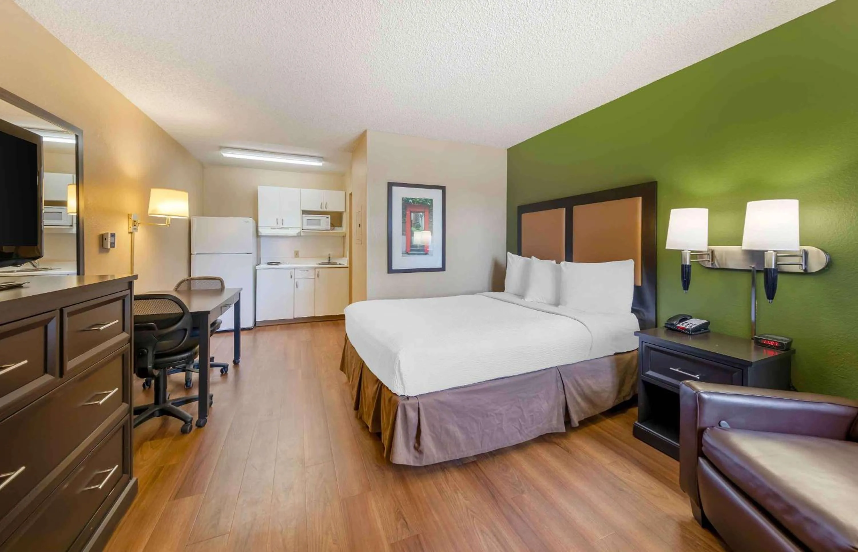Bedroom, Bed in Extended Stay America Suites - Bakersfield - California Avenue