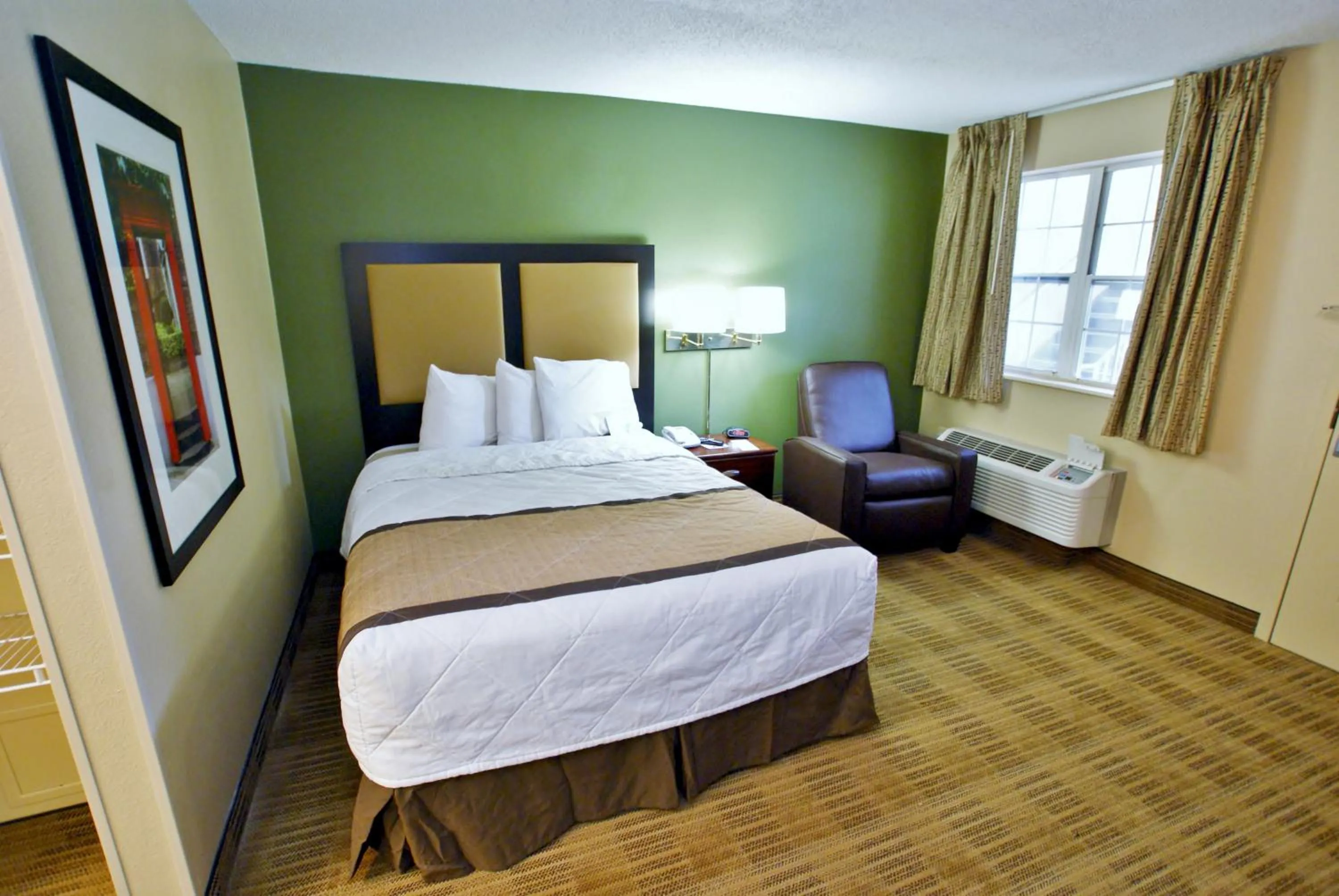 Bed in Extended Stay America Suites - Bakersfield - California Avenue