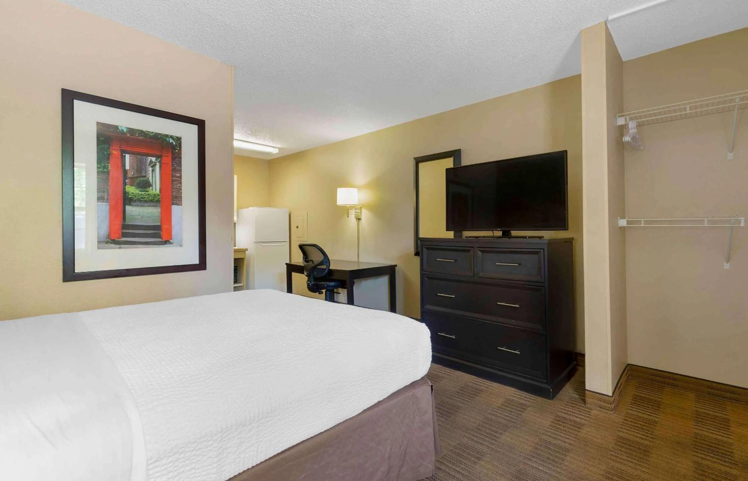 Bedroom, Bed in Extended Stay America Suites - Bakersfield - California Avenue
