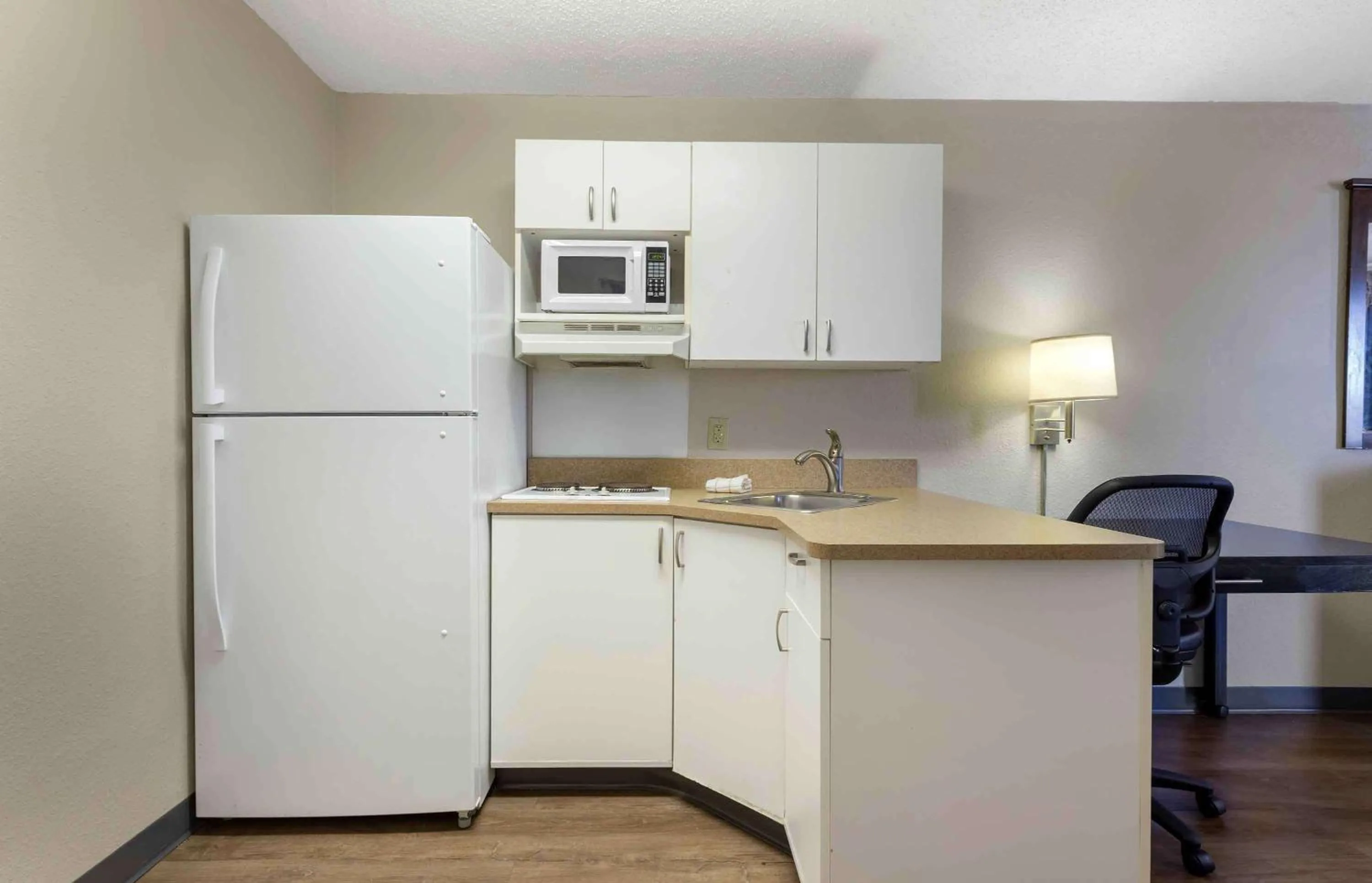 Bedroom, Kitchen/Kitchenette in Extended Stay America Suites - Tulsa - Central