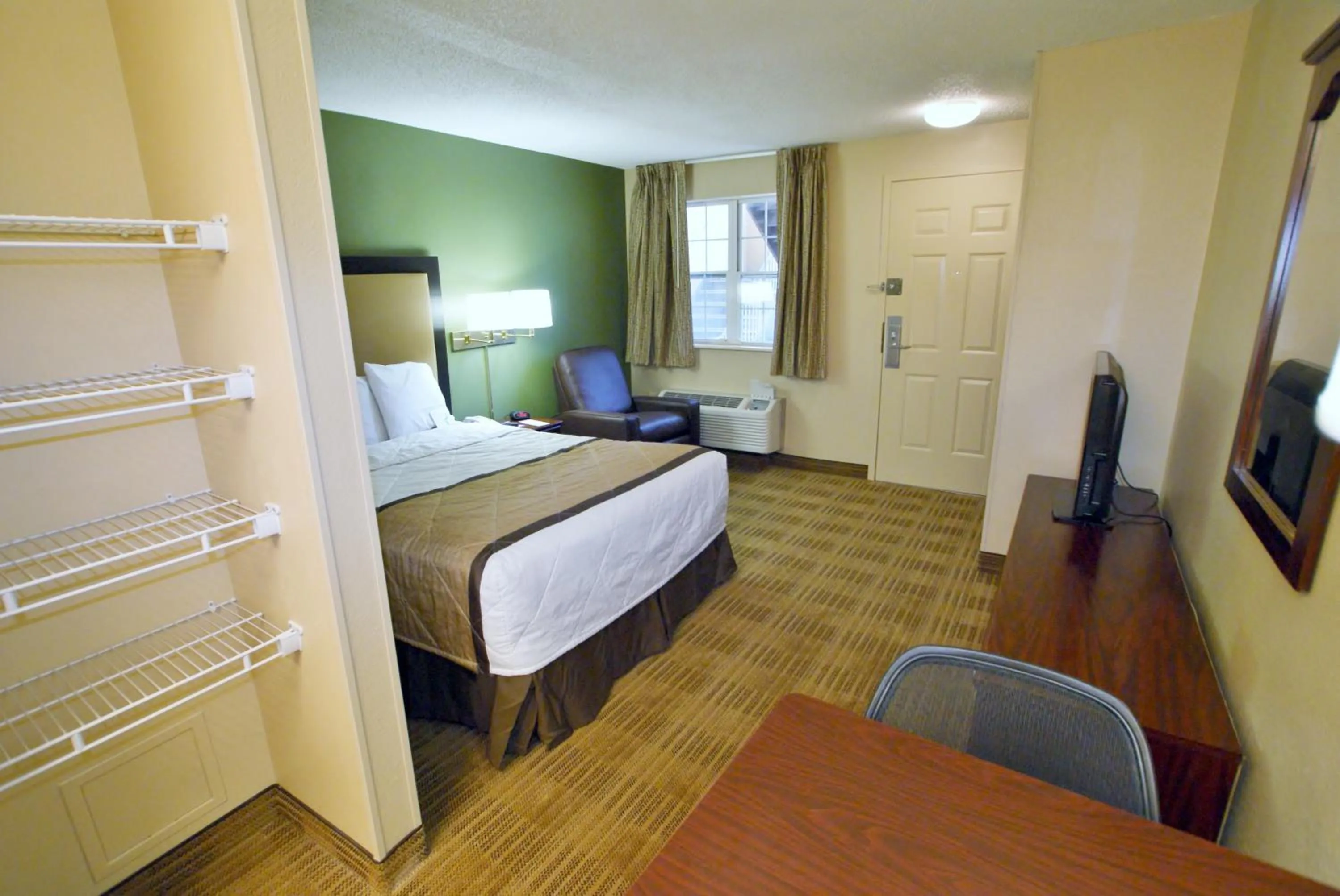 TV and multimedia in Extended Stay America Suites - Tulsa - Central