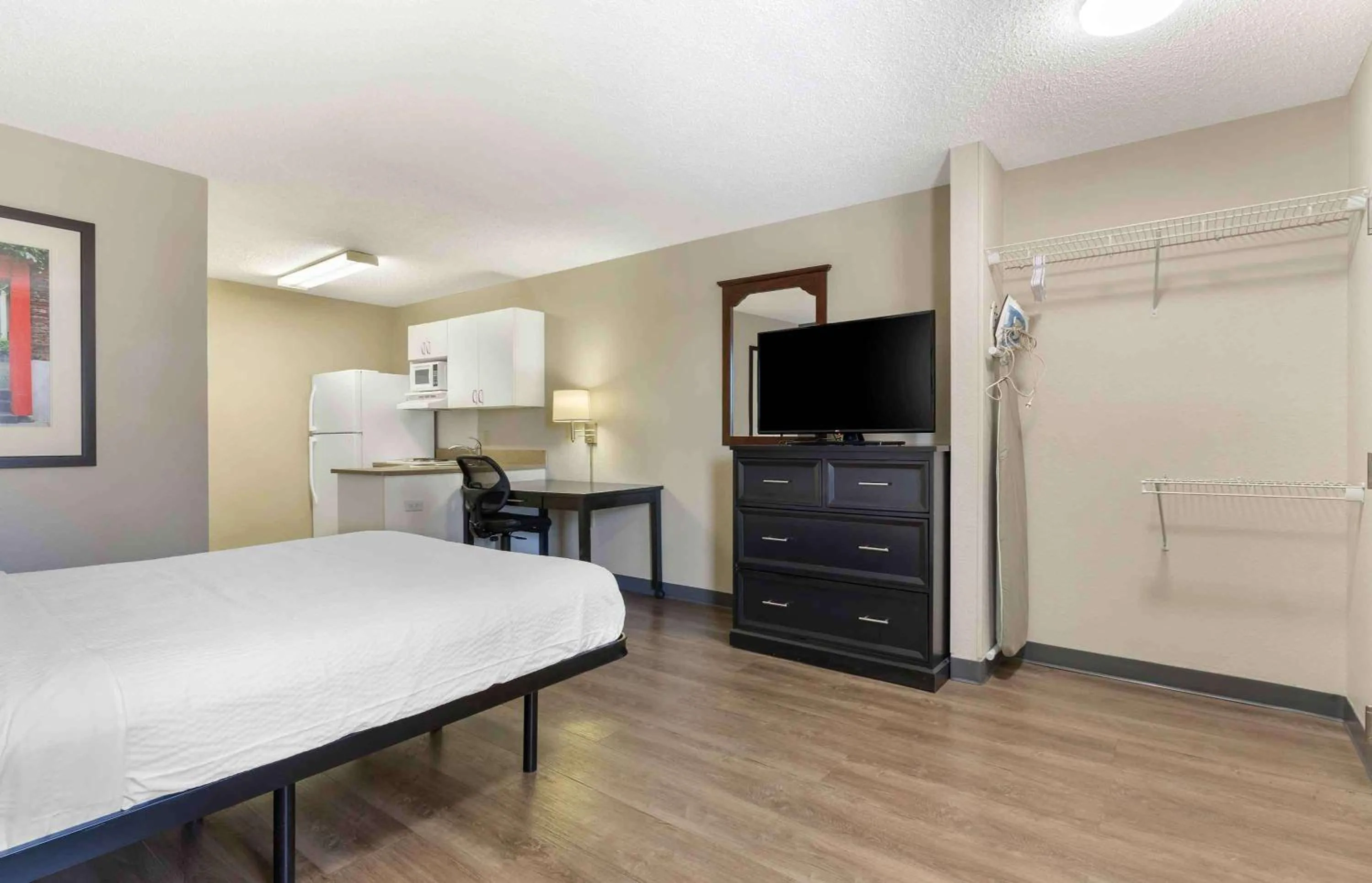 Bedroom, TV/Entertainment Center in Extended Stay America Suites - Tulsa - Central