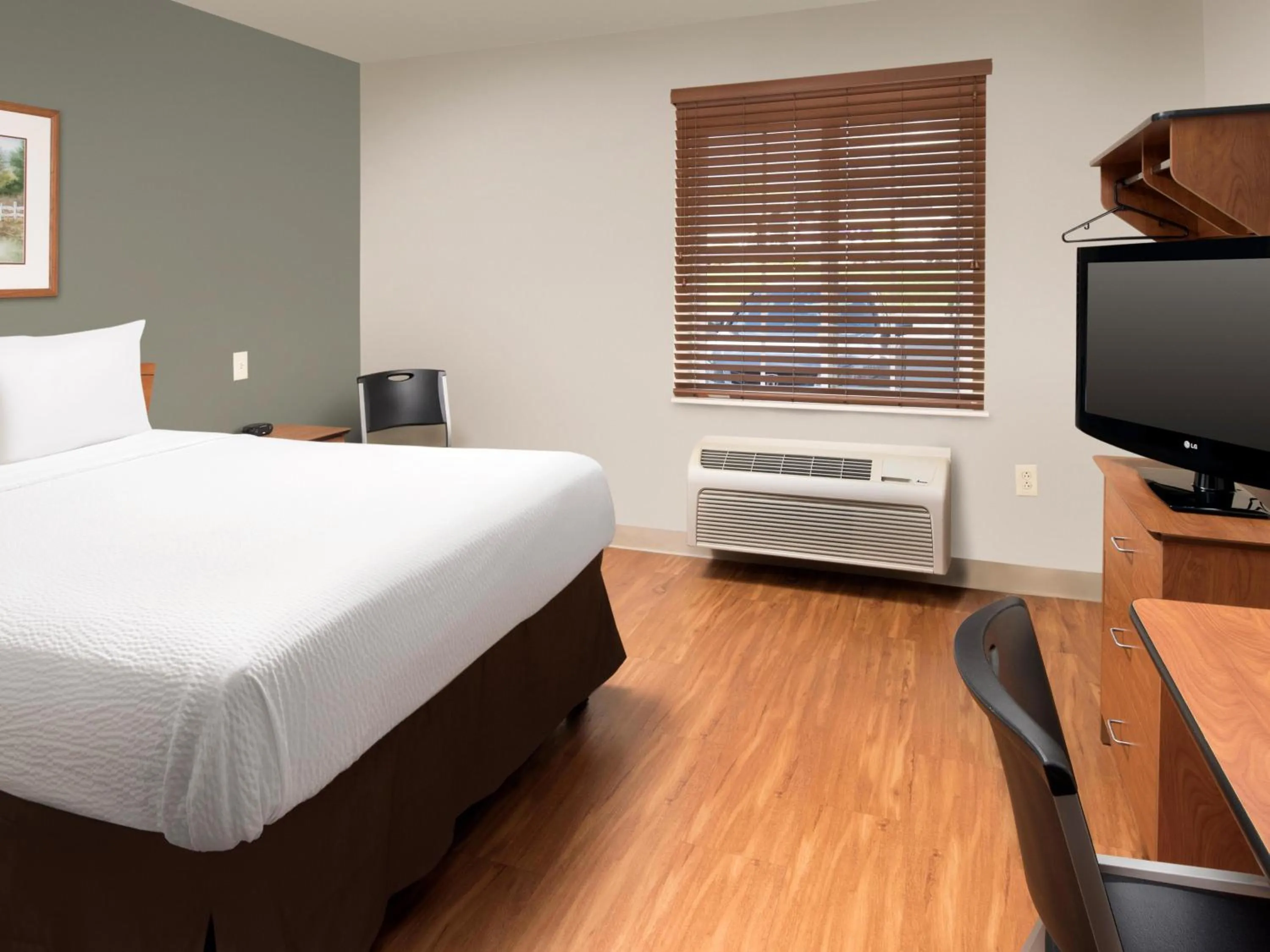 Bed in Extended Stay America Select Suites - Cincinnati - Sharonville
