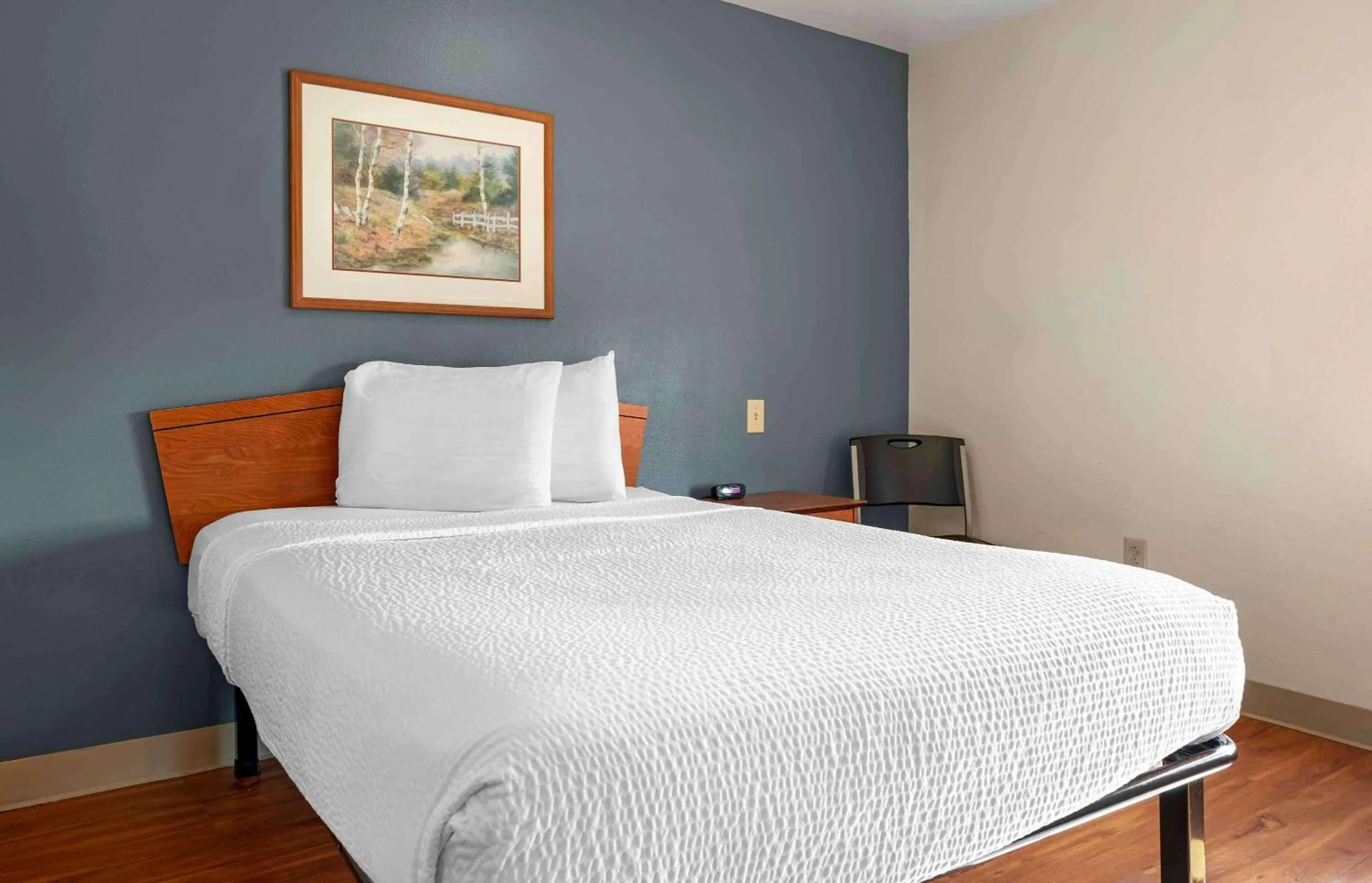 Bedroom, Bed in Extended Stay America Select Suites - Cincinnati - Sharonville