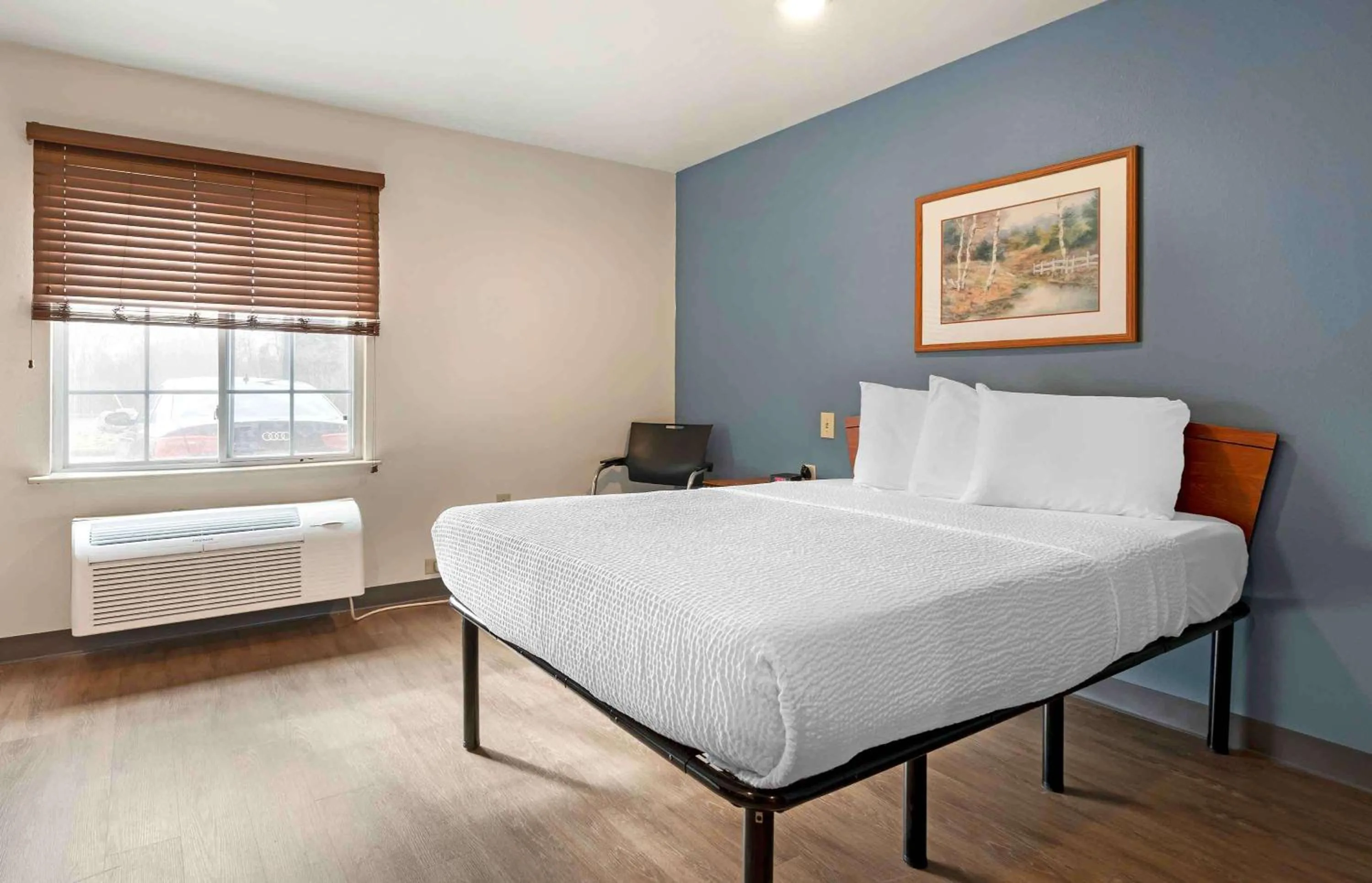 Bedroom, Bed in Extended Stay America Select Suites - Cincinnati - Sharonville